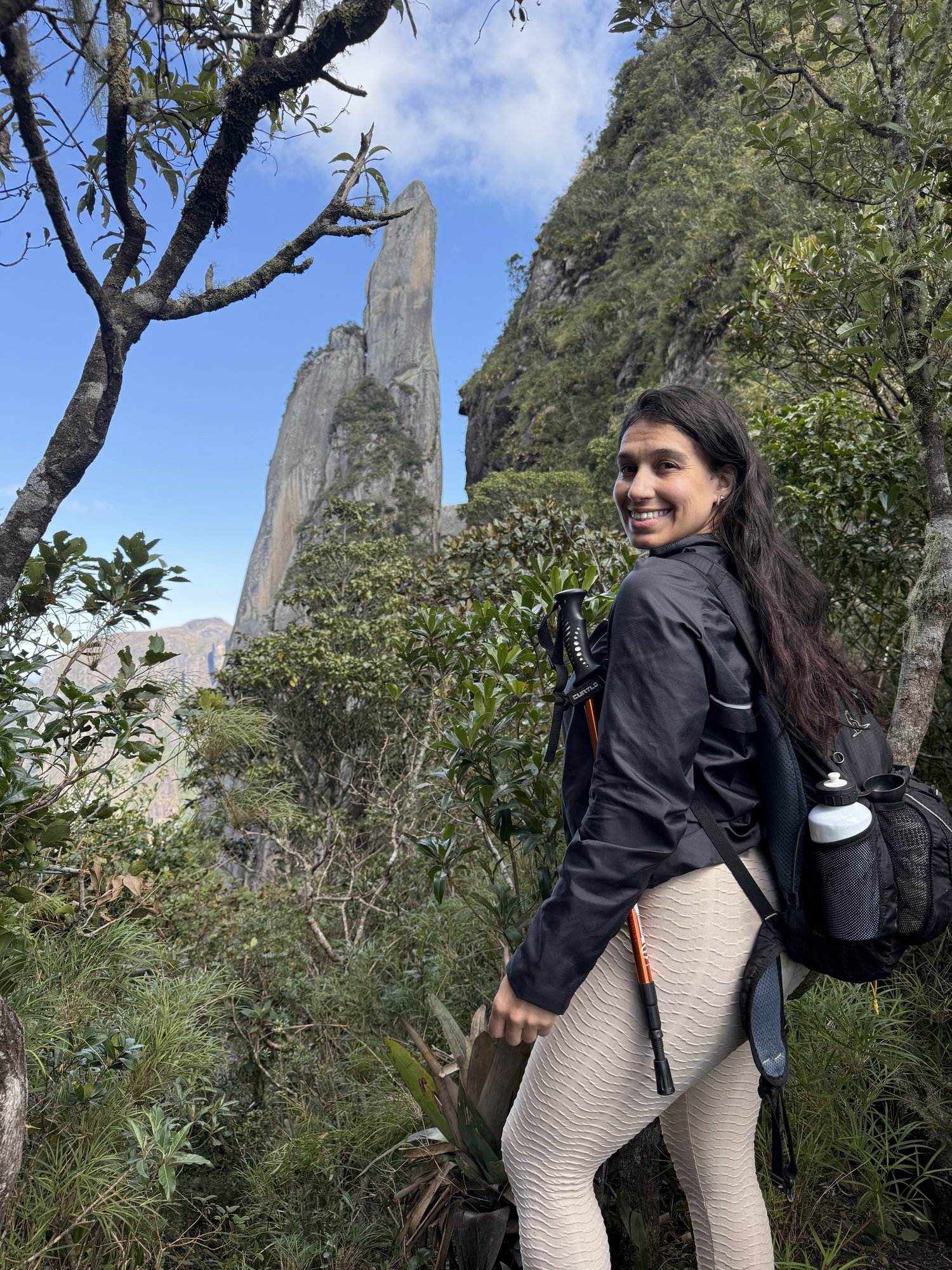 Cordada na abordagem pela Serra dos Órgãos rumo à base da Agulha do Diabo com paredões ao fundo