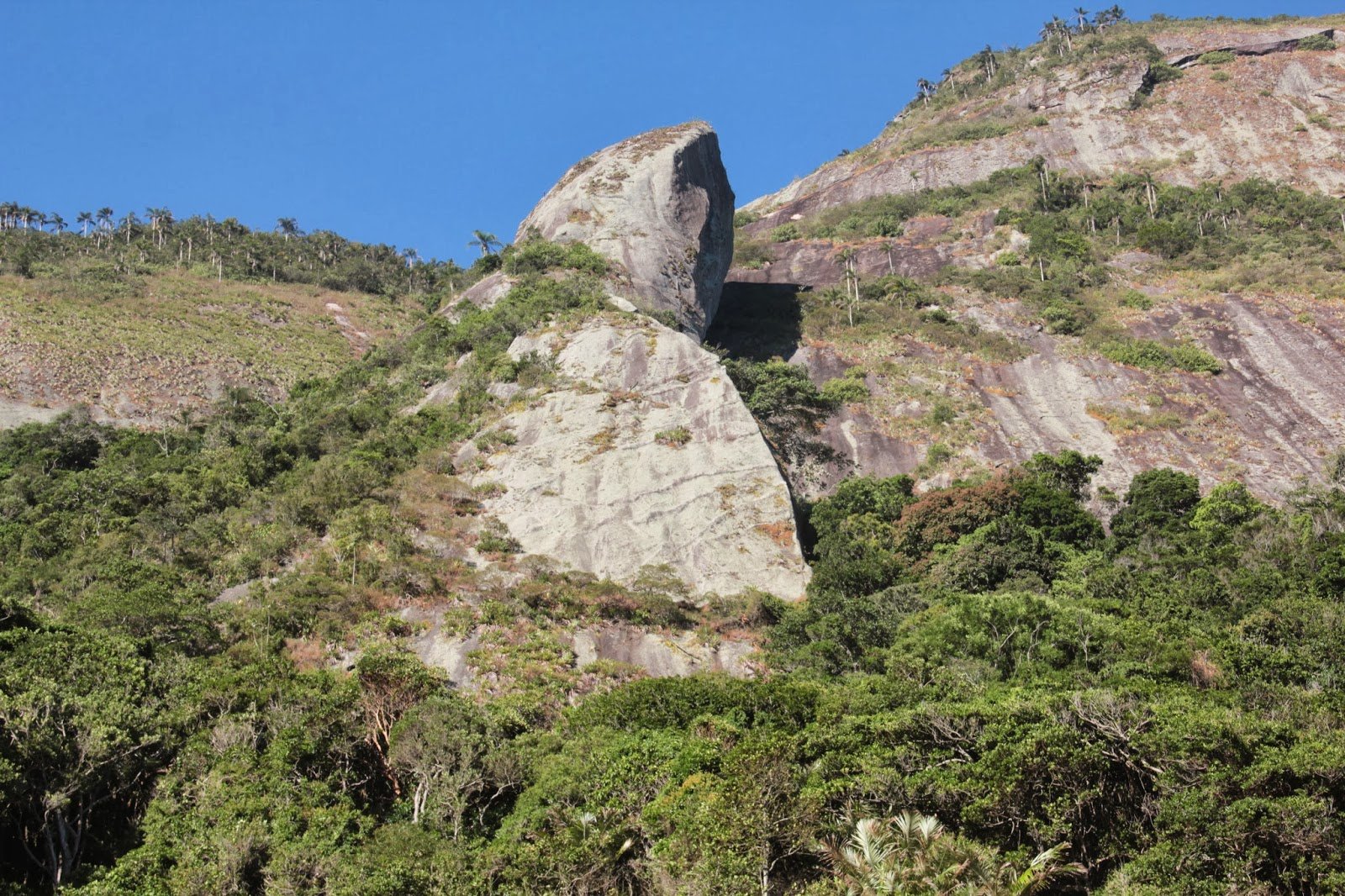 Vista aérea da Agulha Guarischi na Enseada do Bananal com a Serra do Tiririca ao fundo, Niterói