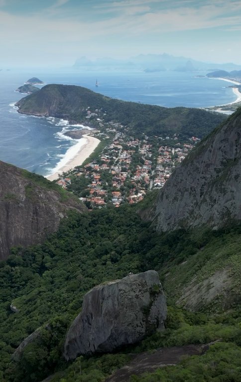 Panorama do alto da escalada na Agulha Guarischi com Itacoatiara e o Atlântico visíveis na distância