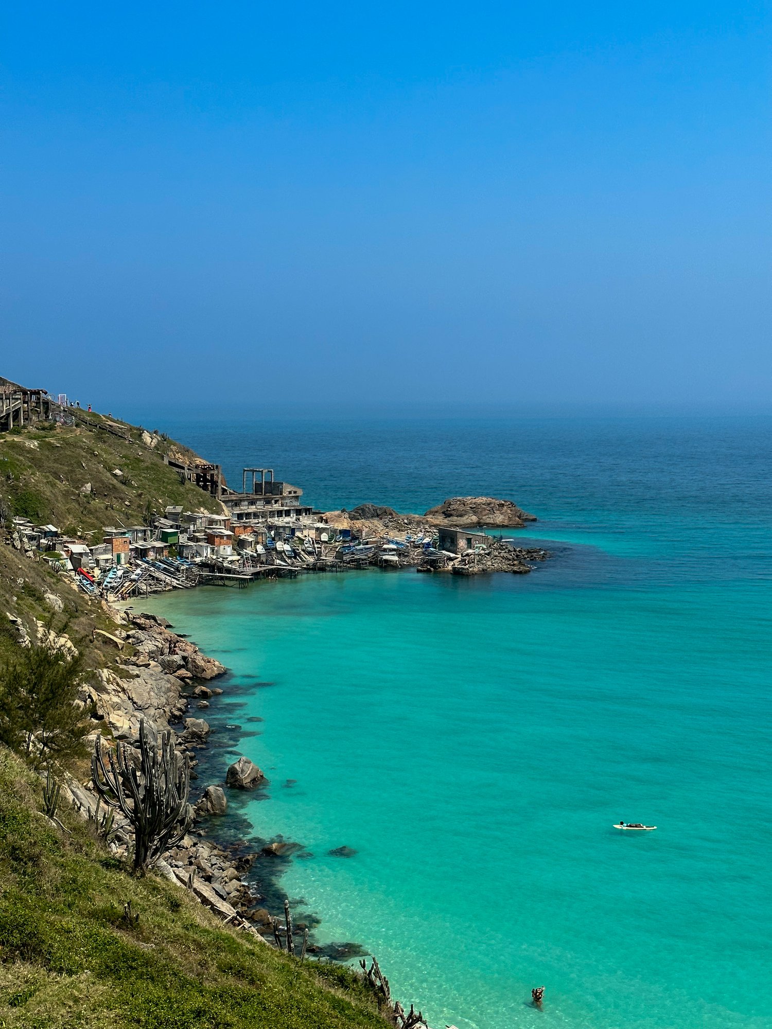 Vista aérea da vila de pescadores de Arraial do Cabo com águas esmeralda
