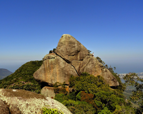 Formação rochosa do Bico do Papagaio vista de cima