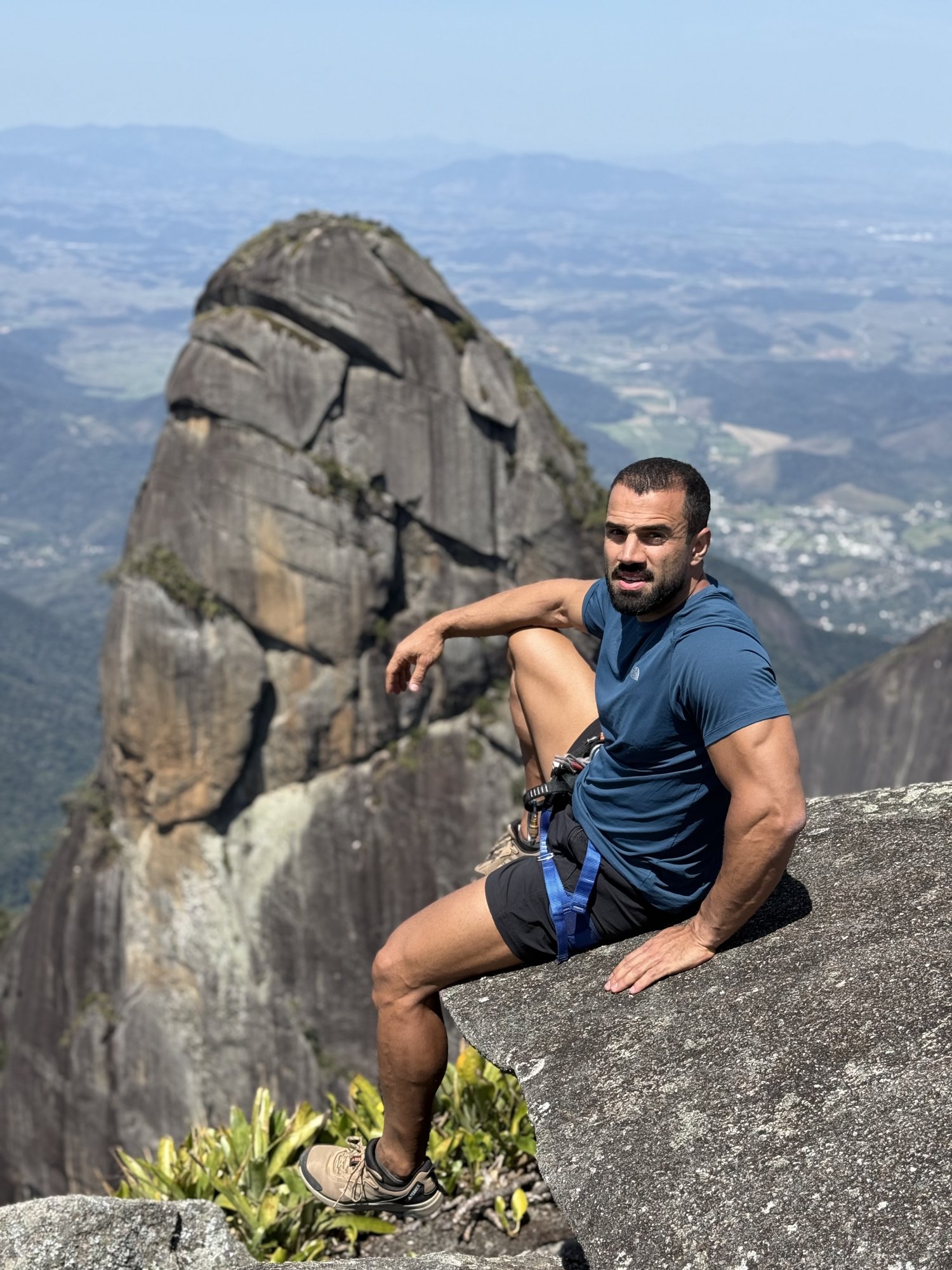 Vista panorâmica da Serra dos Órgãos a partir da Cabeça de Peixe com vales cobertos por Floresta Atlântica