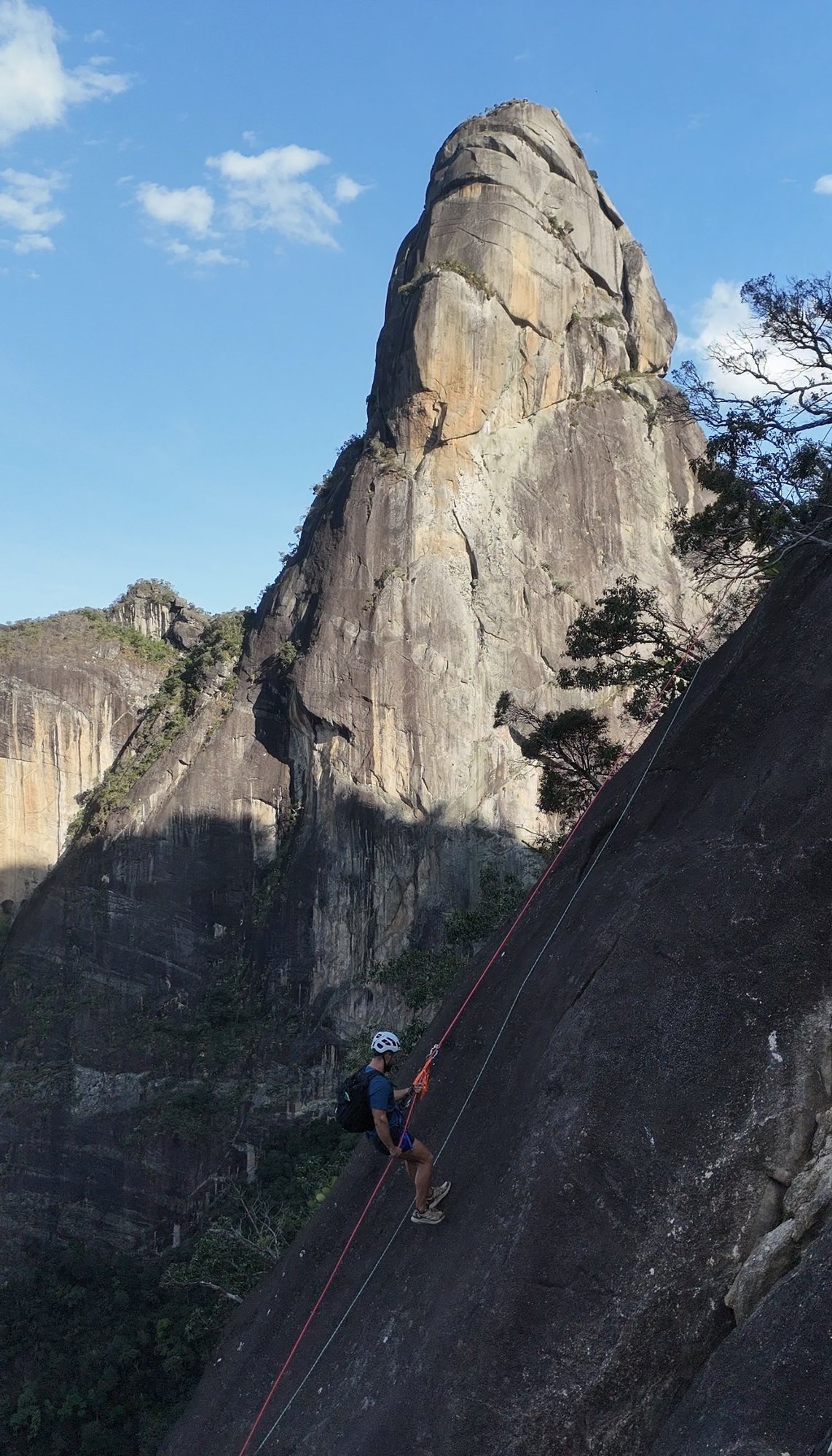 Cordada na abordagem pela trilha da Serra dos Órgãos em direção à Cabeça de Peixe com neblina na floresta