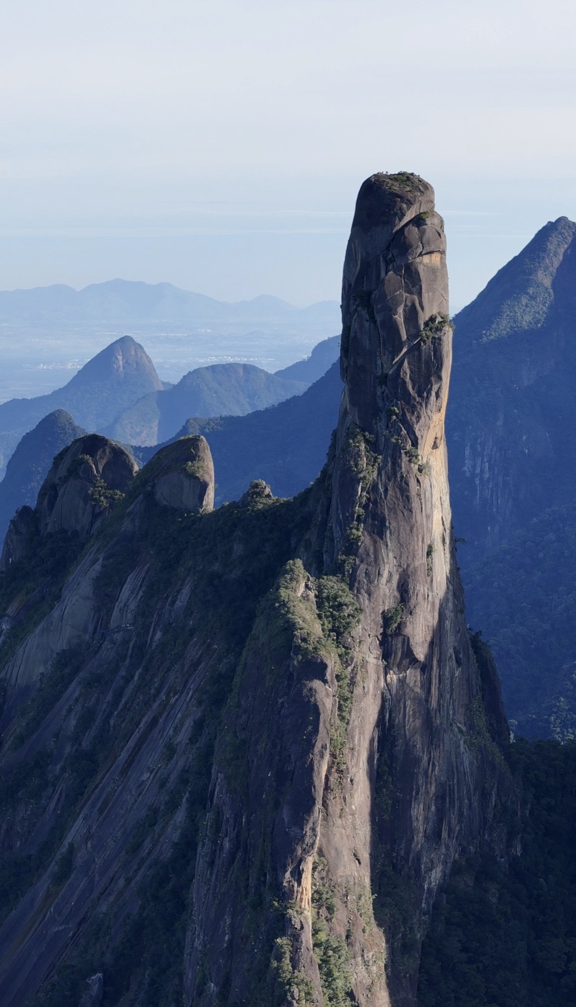 Grupo de escaladores na base do Dedo de Deus se preparando para a abordagem no Parque Nacional