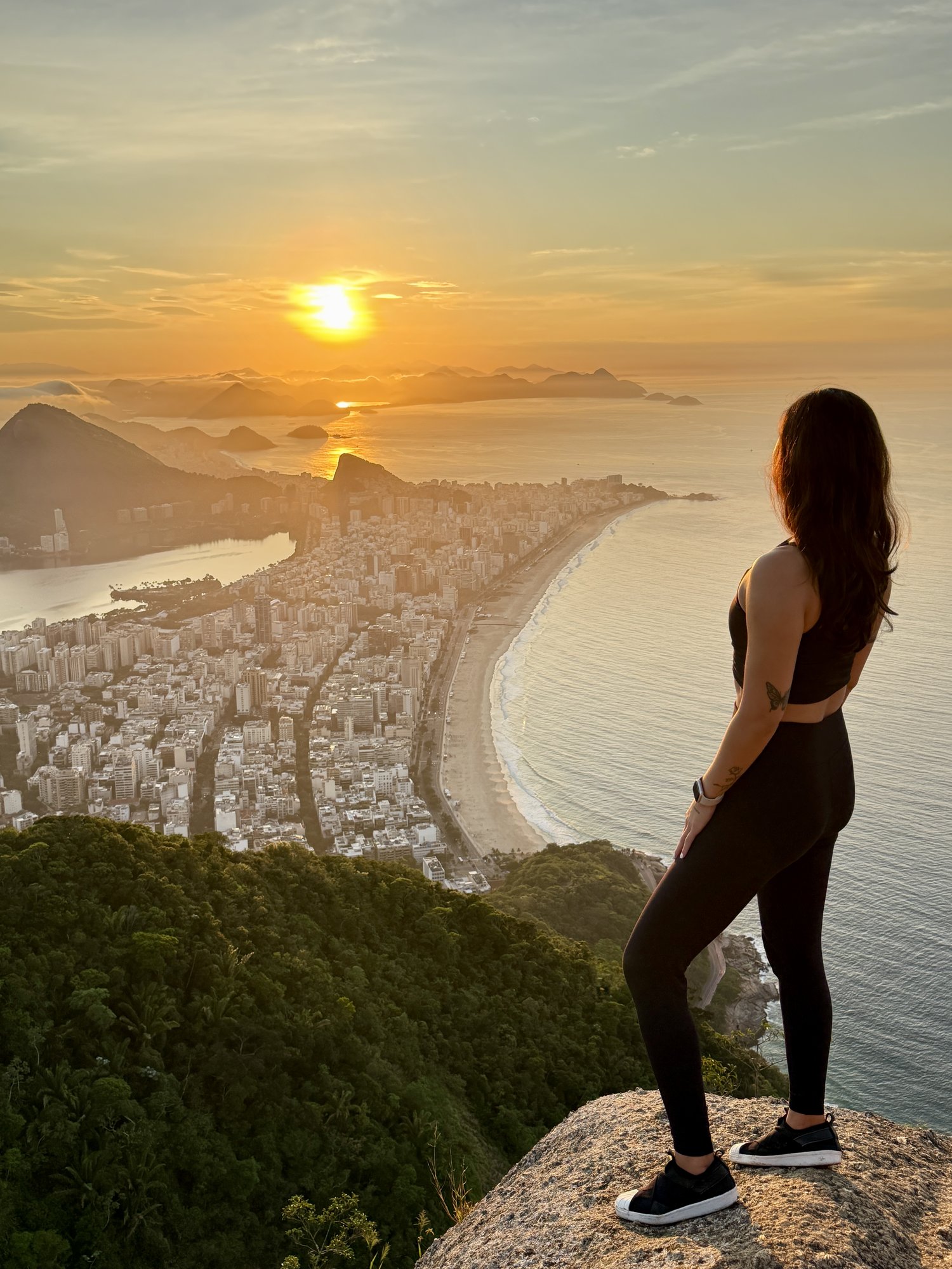 Vista do pôr do sol do Morro Dois Irmãos com Ipanema e Leblon ao fundo