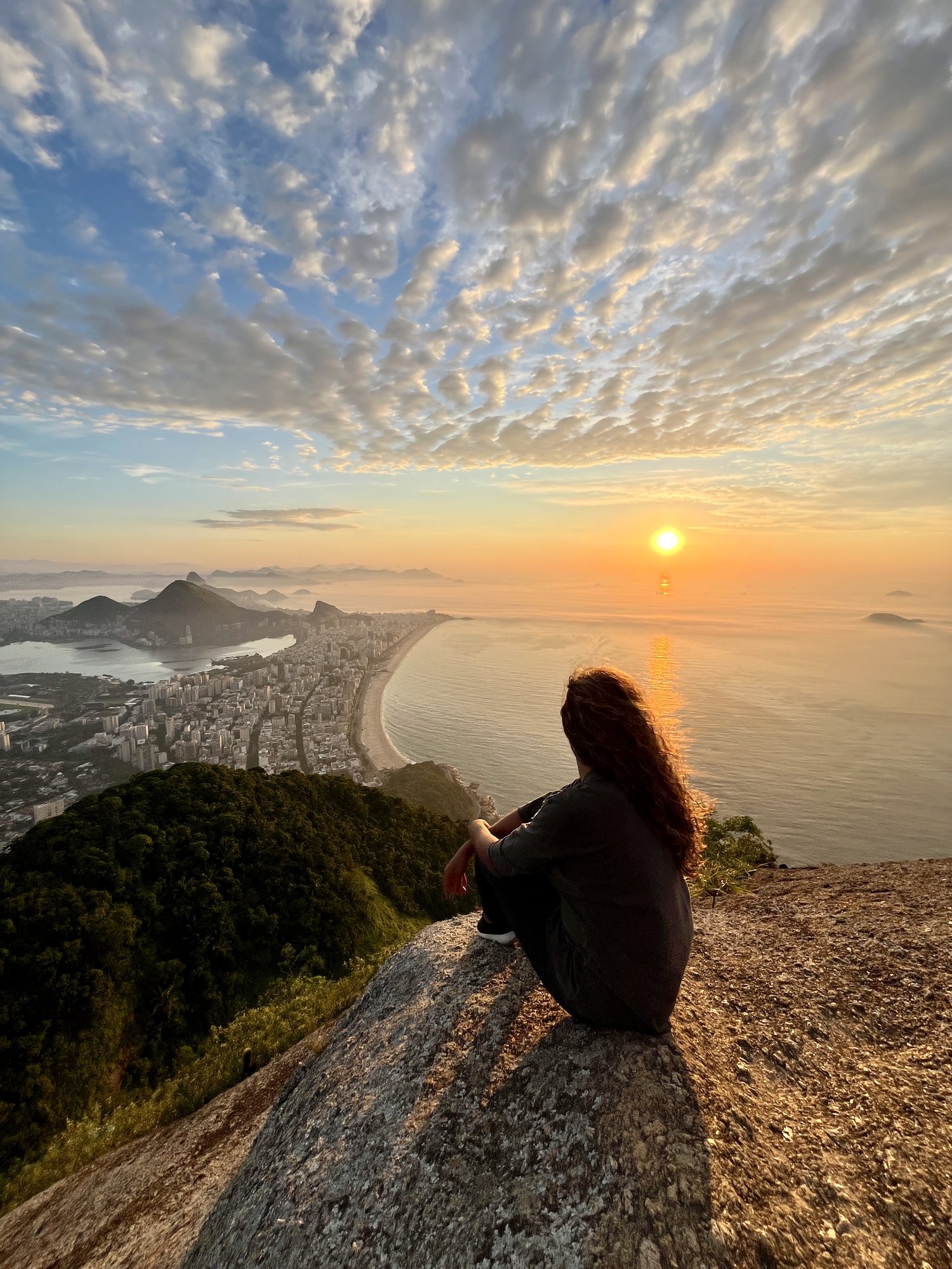 Trilheira contemplando o nascer do sol do topo do Morro Dois Irmãos