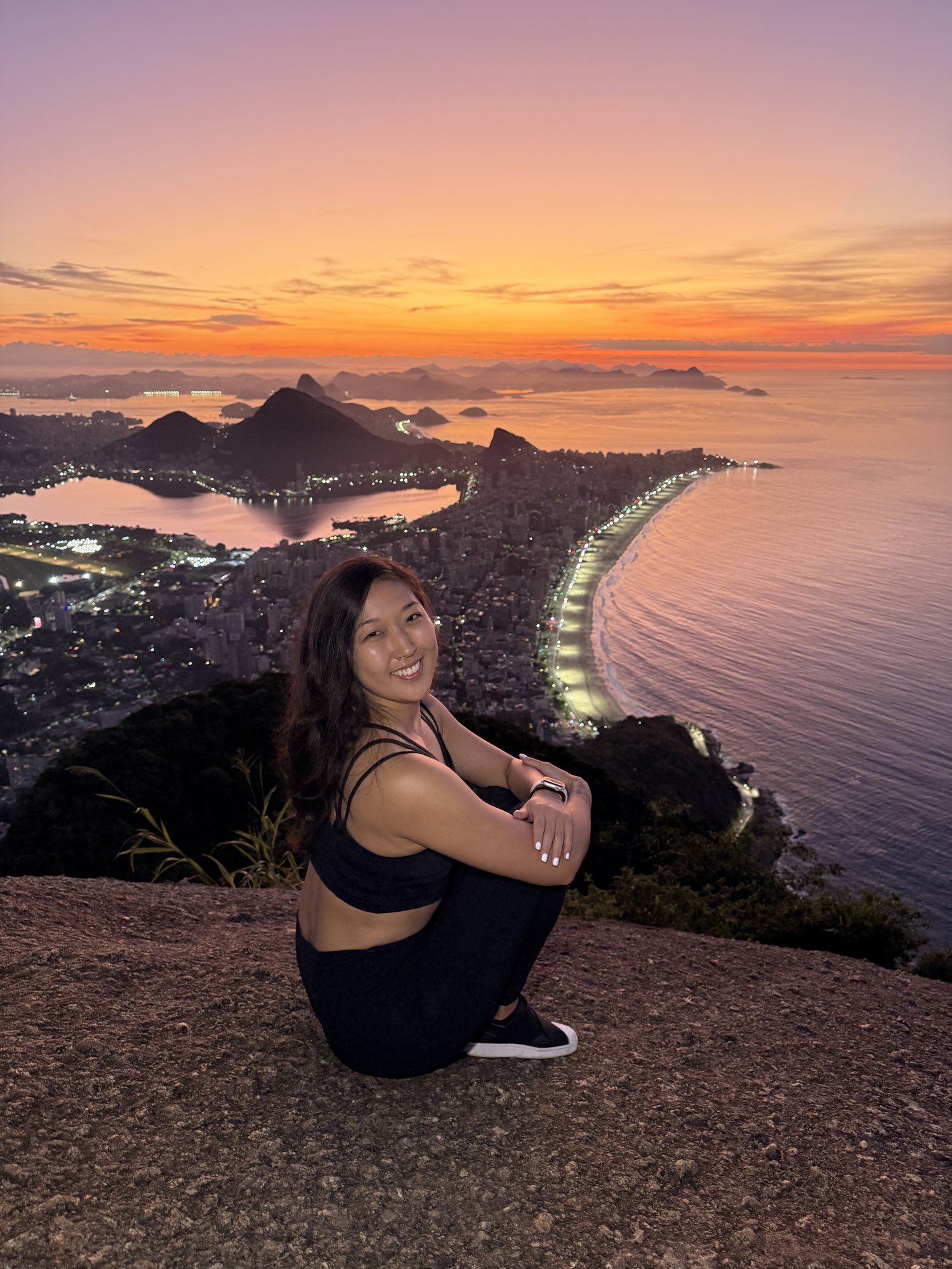 Vista noturna do Rio de Janeiro do alto do Morro Dois Irmãos ao pôr do sol