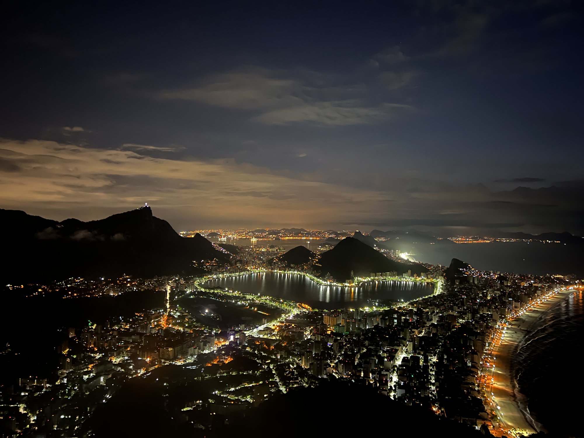 Vista noturna da Lagoa Rodrigo de Freitas e Cristo Redentor do alto do Morro Dois Irmãos