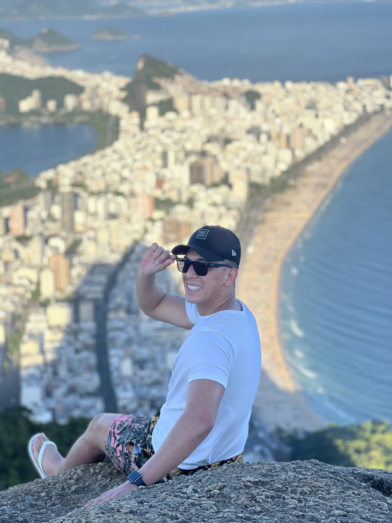 Vista panorâmica noturna do Rio de Janeiro do topo do Morro Dois Irmãos