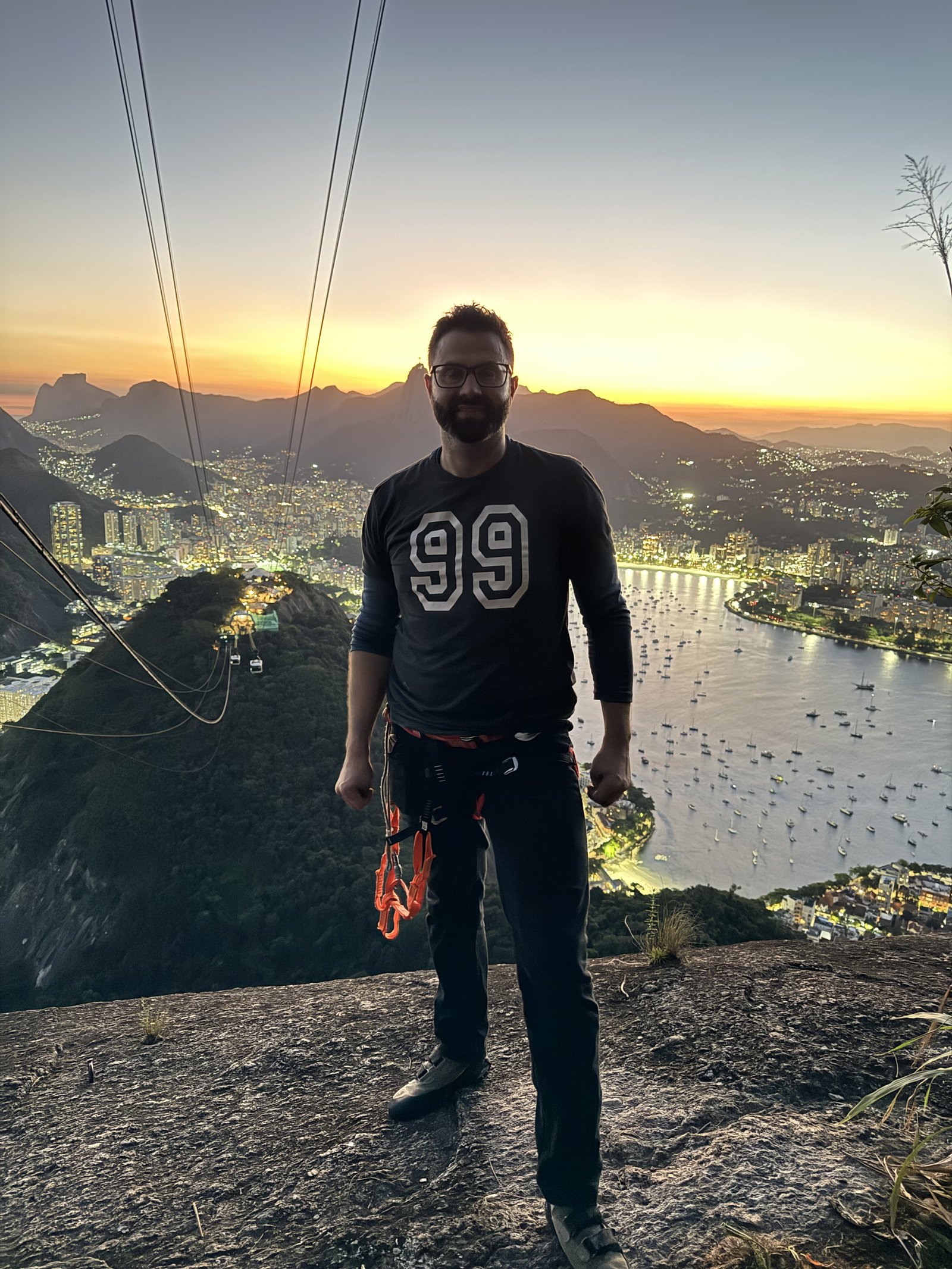 Escalador na via ferrata Via CEPI do Pão de Açúcar com cabo de aço fixo e vista da Baía de Guanabara