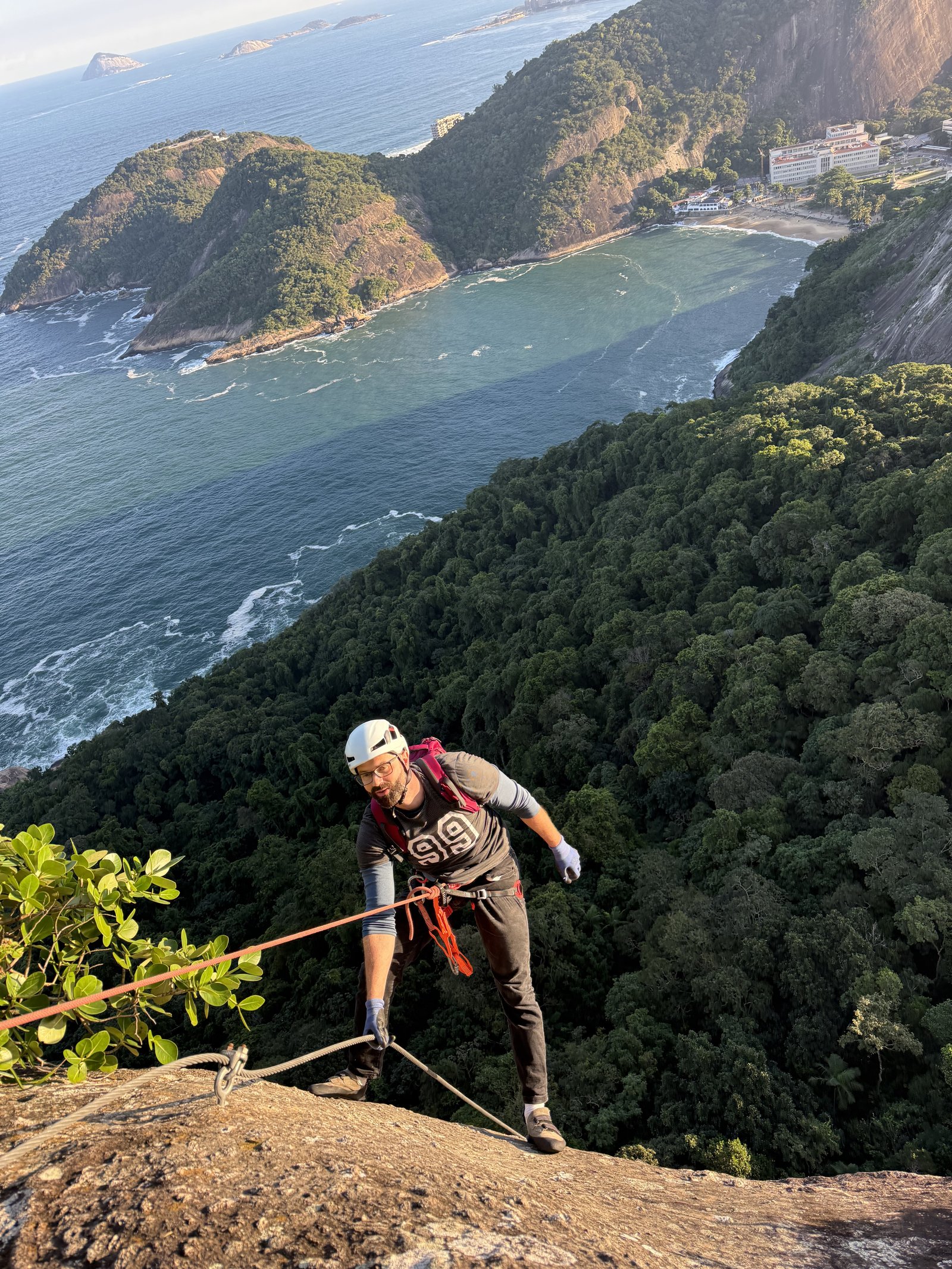 Trecho vertical da Via CEPI na face oeste do Pão de Açúcar com Praia Vermelha ao fundo
