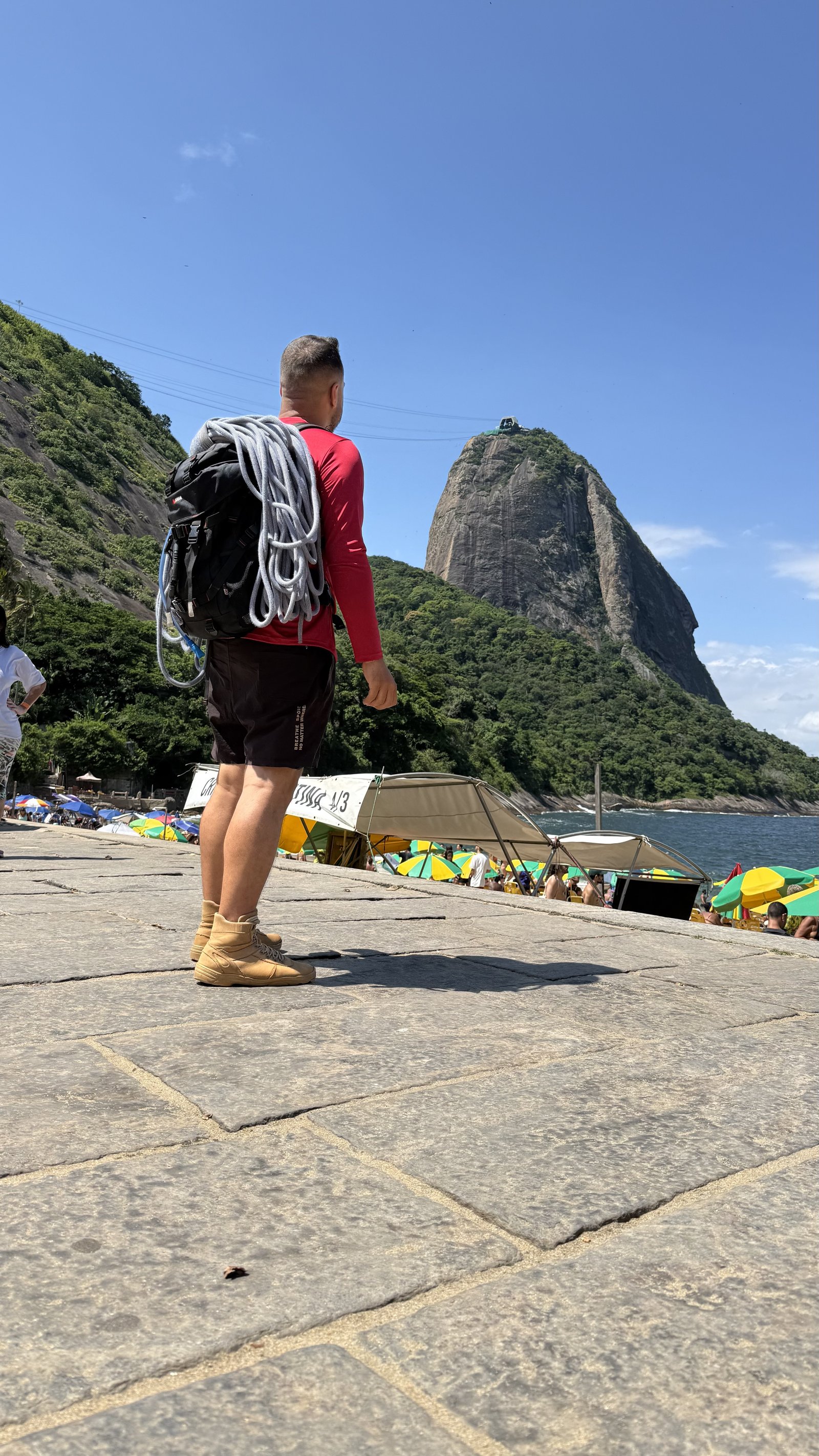 Escalador conectado ao cabo de aço da Via CEPI com Urca e Botafogo ao fundo