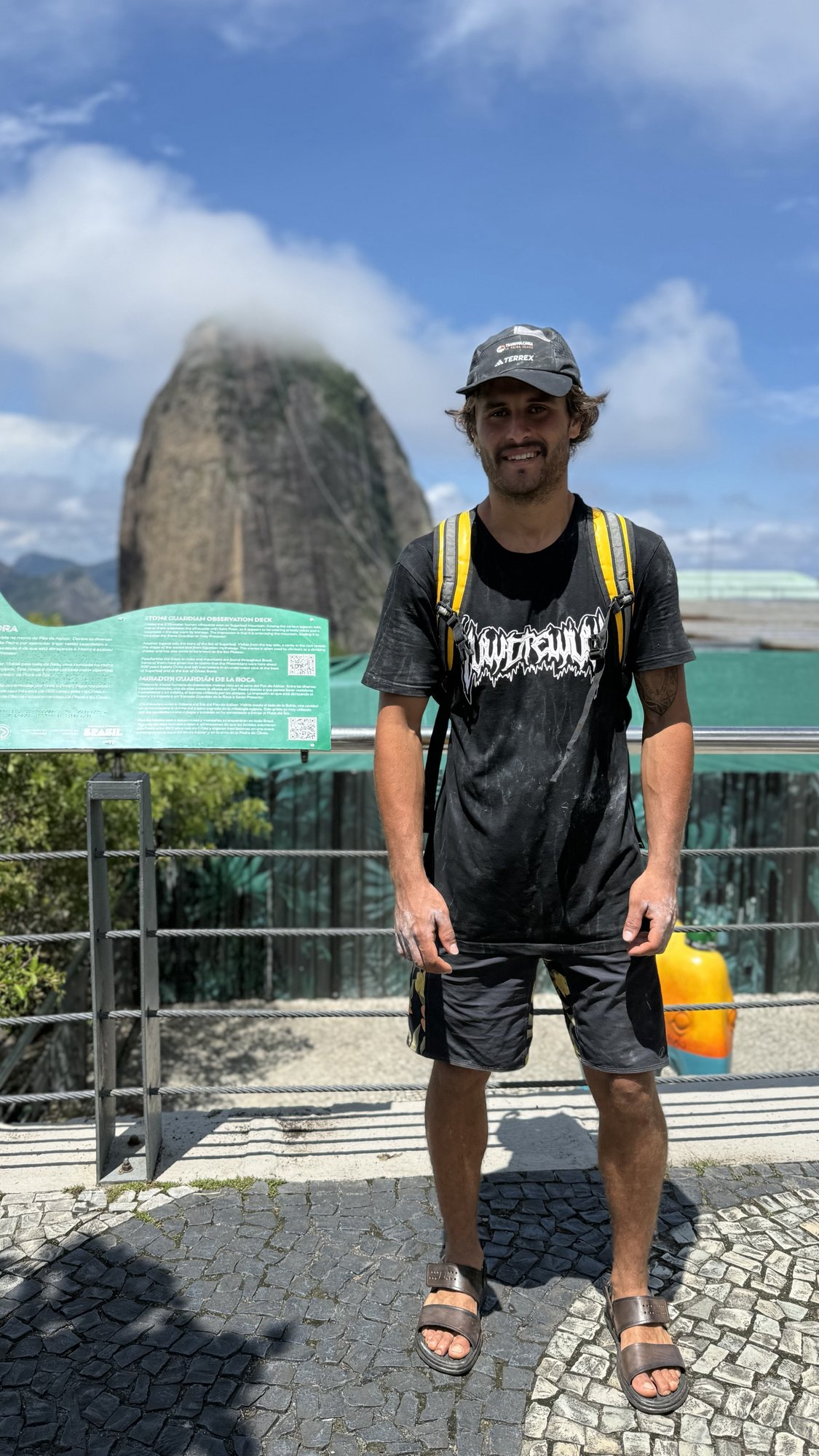 Escalador em pitch técnico da Via Italianos no Pão de Açúcar