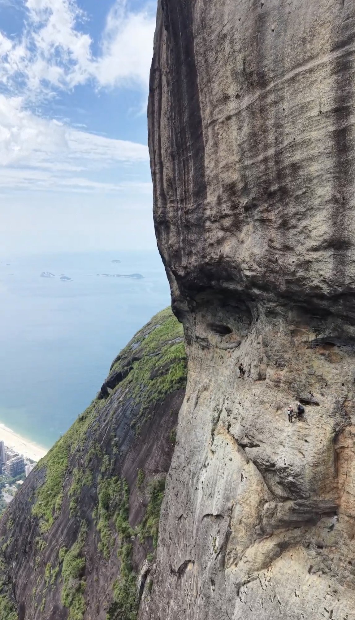Vista aérea da Pedra da Gávea mostrando as cavidades em forma de olhos e a face vertical da montanha