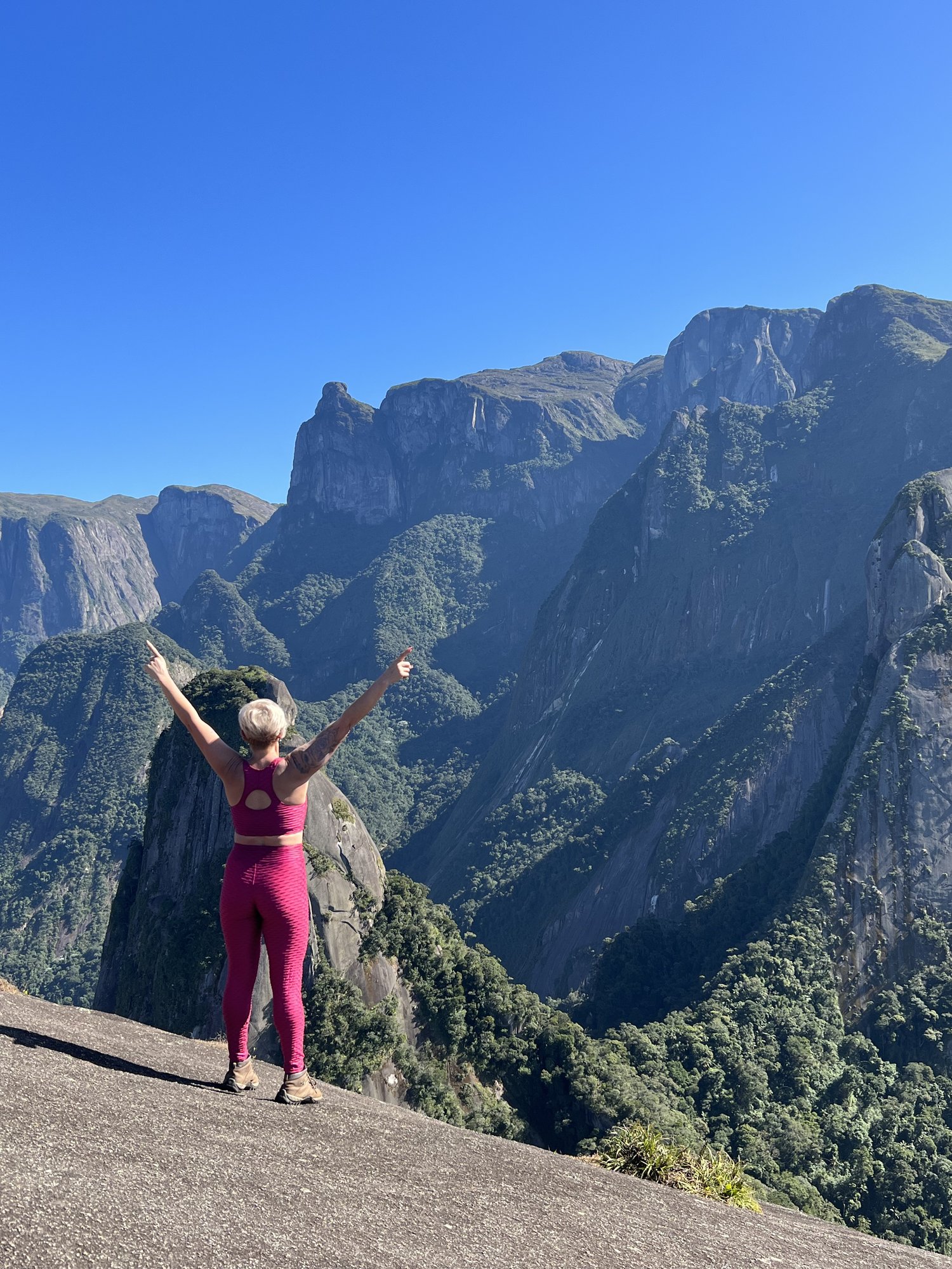 Vista panorâmica do Escalavrado para o Dedo de Deus