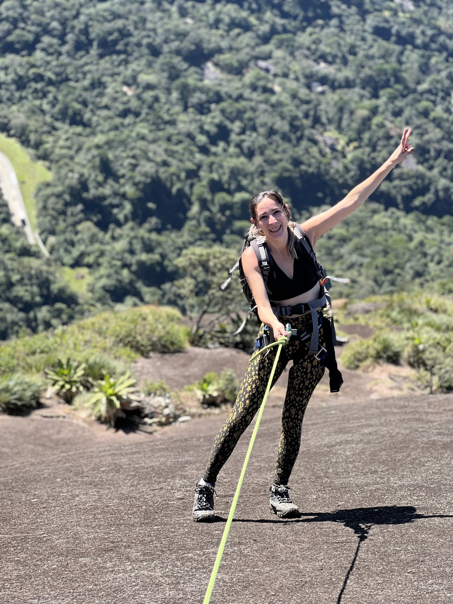 Grupo na trilha do Escalavrado com guia Adrena Rio