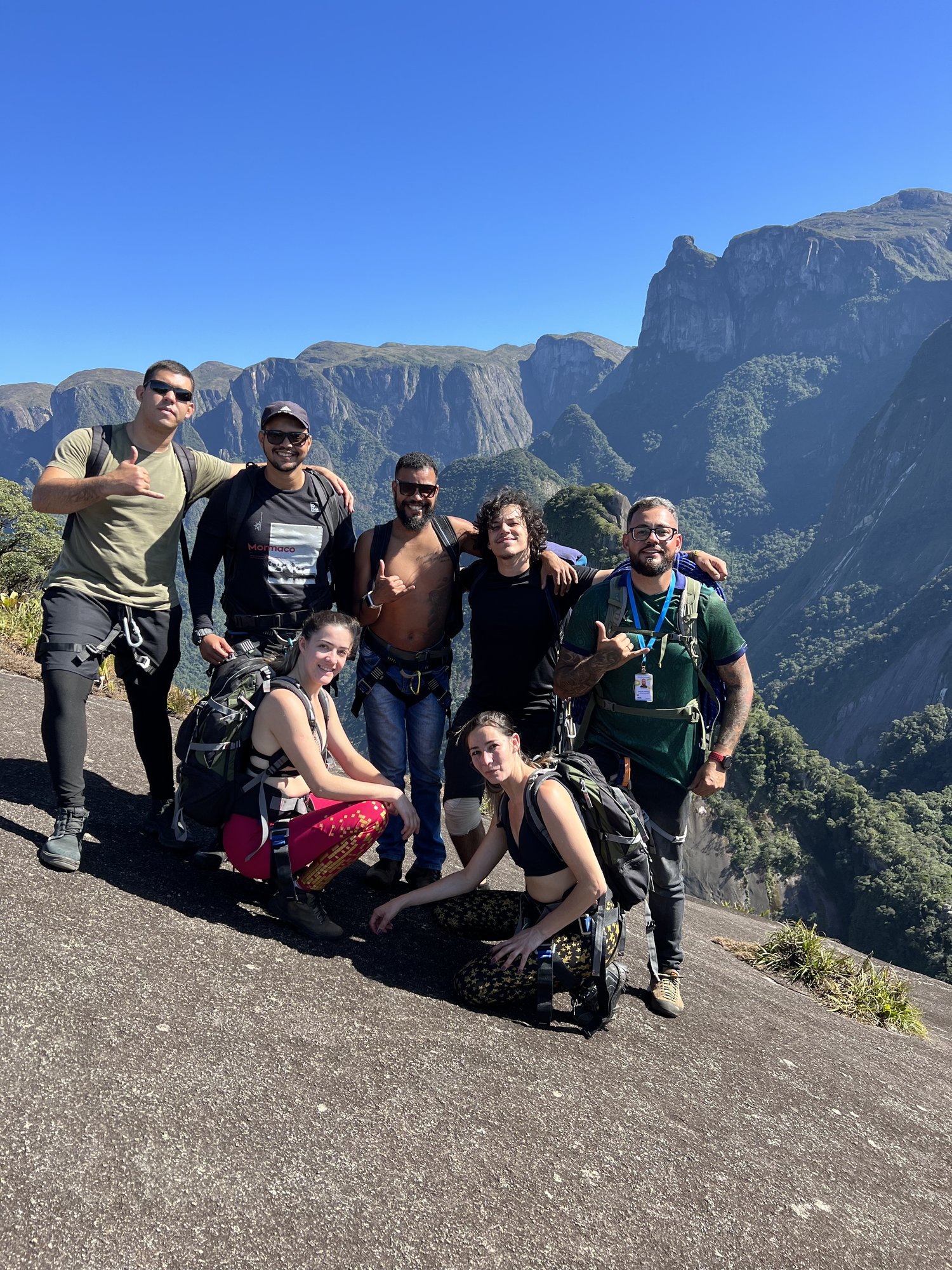 Topo do Escalavrado com vista para o Dedo de Deus