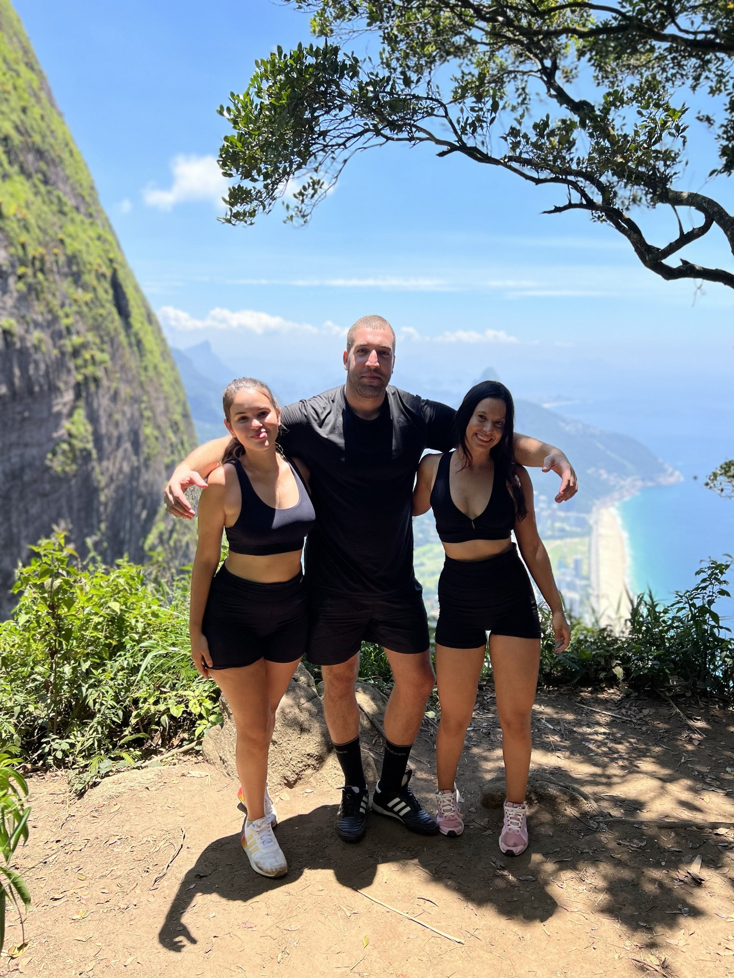 Aventureiro na entrada da Garganta do Céu com vista para o Rio de Janeiro