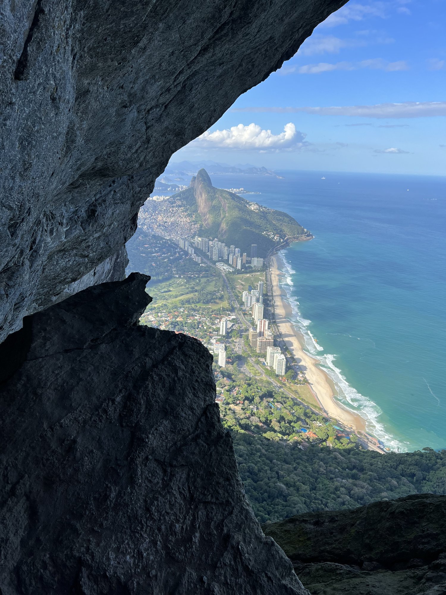 Vista da cidade do Rio de Janeiro através da fenda rochosa da Garganta do Céu