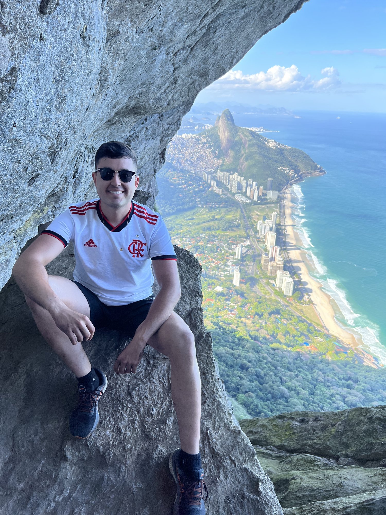 Trilheiro dentro da Garganta do Céu com Ipanema e Dois Irmãos ao fundo