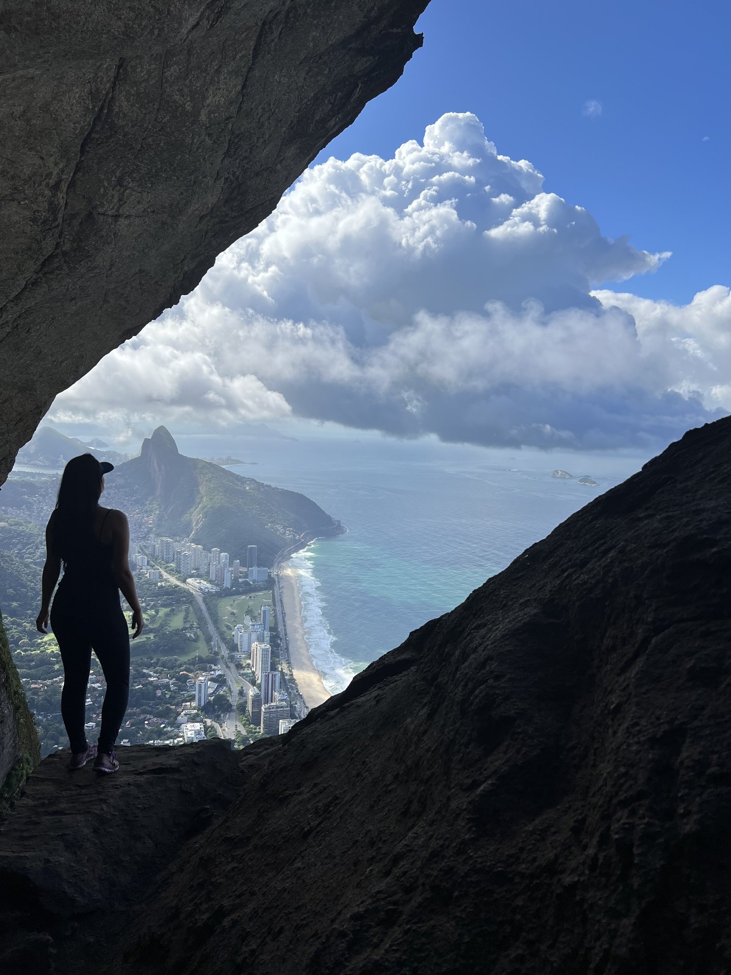 Vista panorâmica de Ipanema e o oceano Atlântico pela abertura da Garganta do Céu