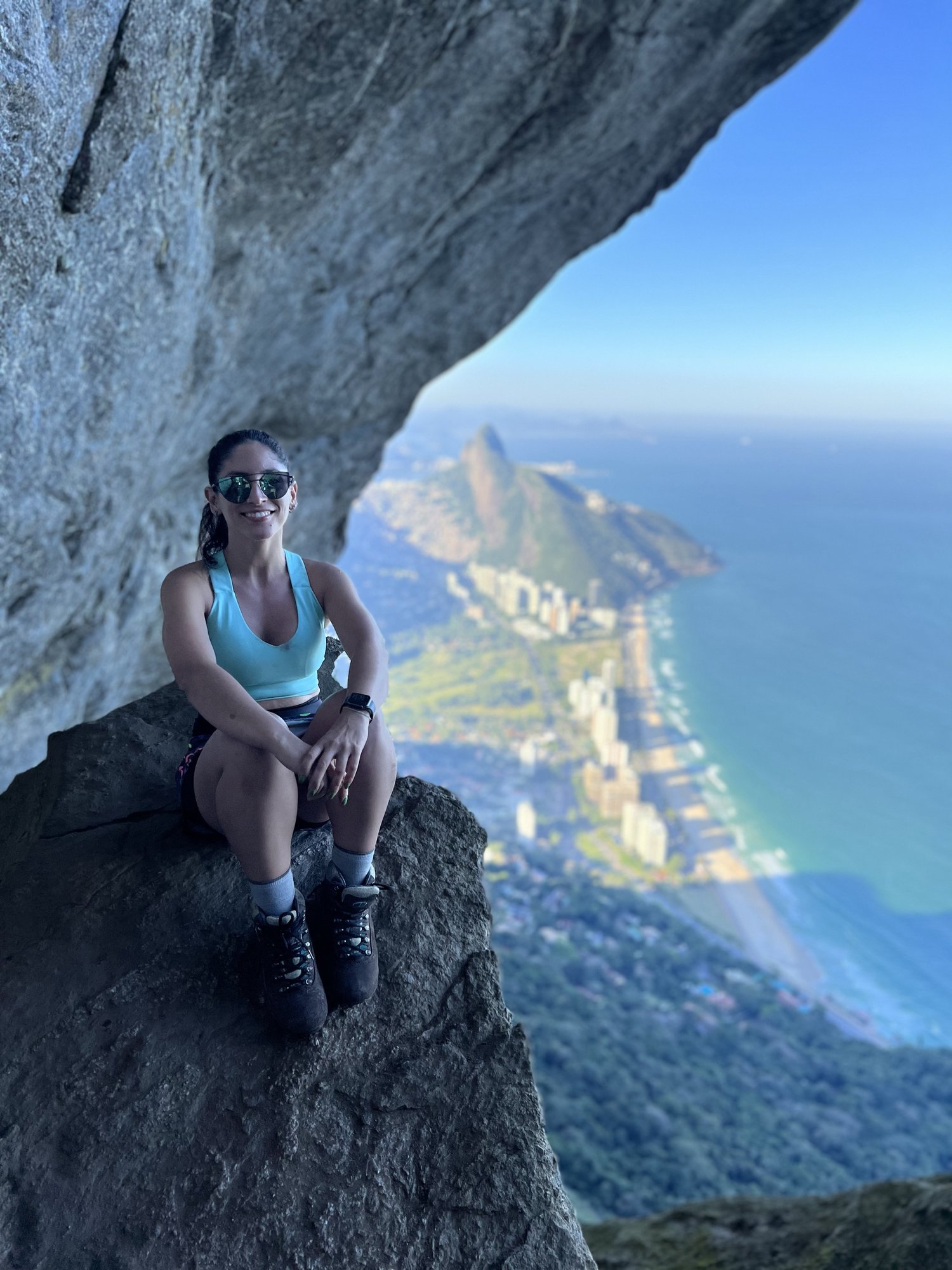 Silhueta de aventureiro na Garganta do Céu com nuvens e Rio de Janeiro ao fundo