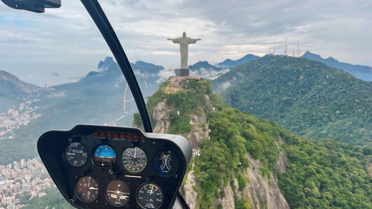 Helicóptero Doors Off sobrevoando o Rio