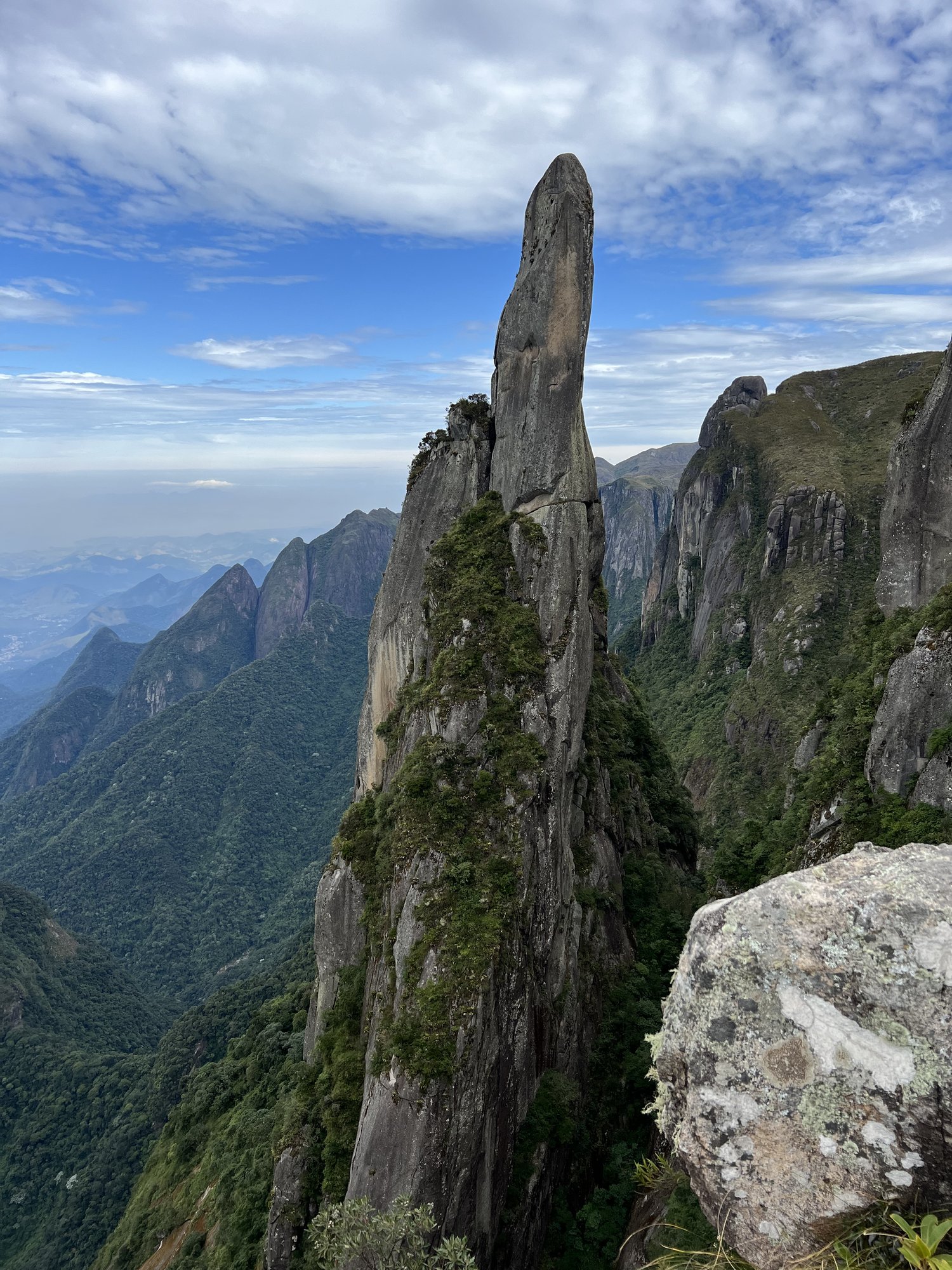 Trilha do Mirante do Inferno em meio à Mata Atlântica