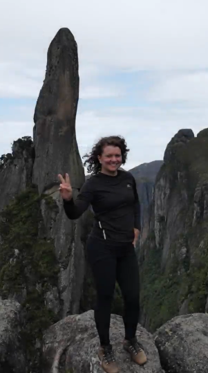 Grupo de trilheiros no Mirante do Inferno com guia credenciado