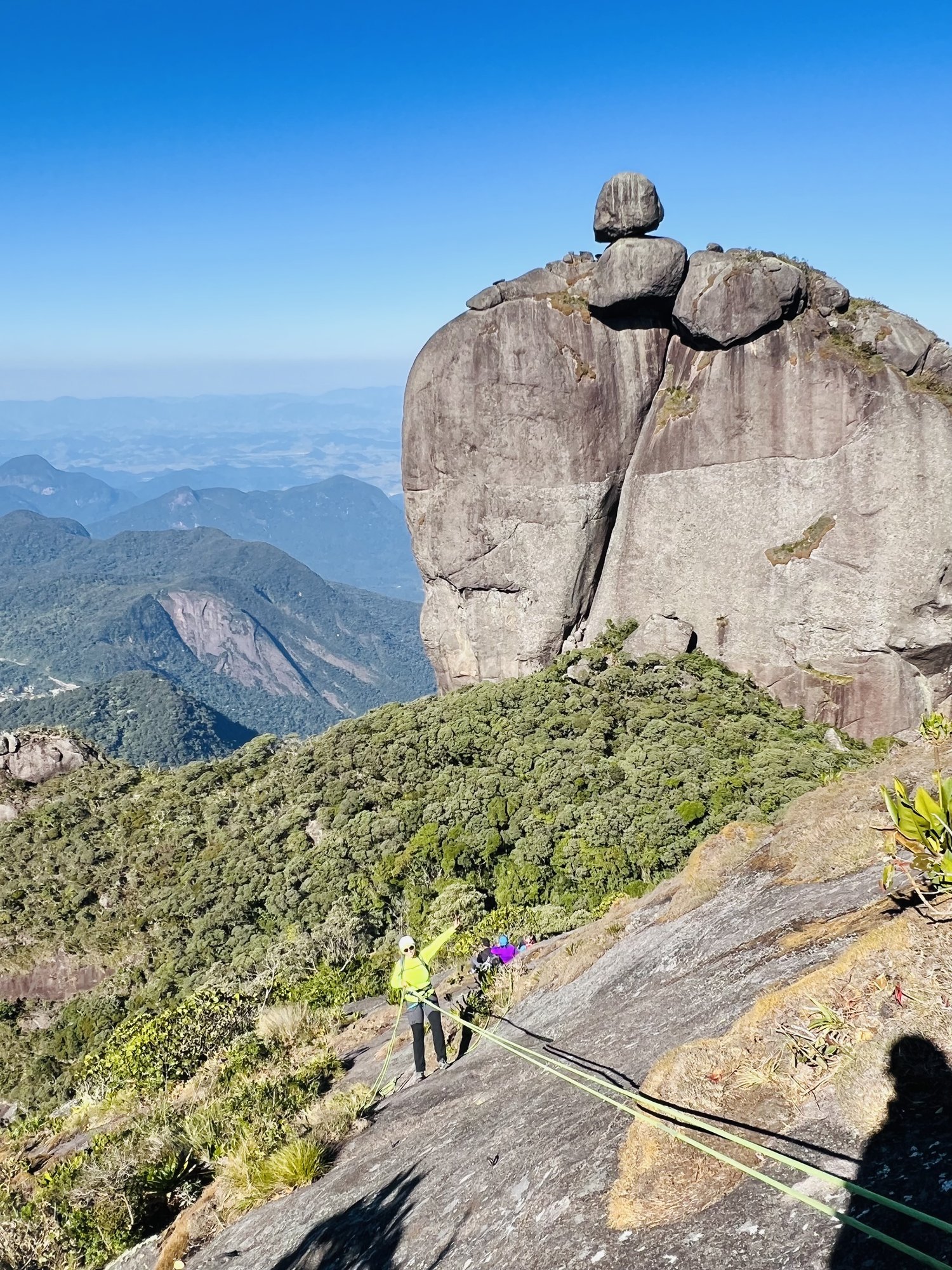 Névoa cobrindo a vegetação de altitude na Serra dos Órgãos