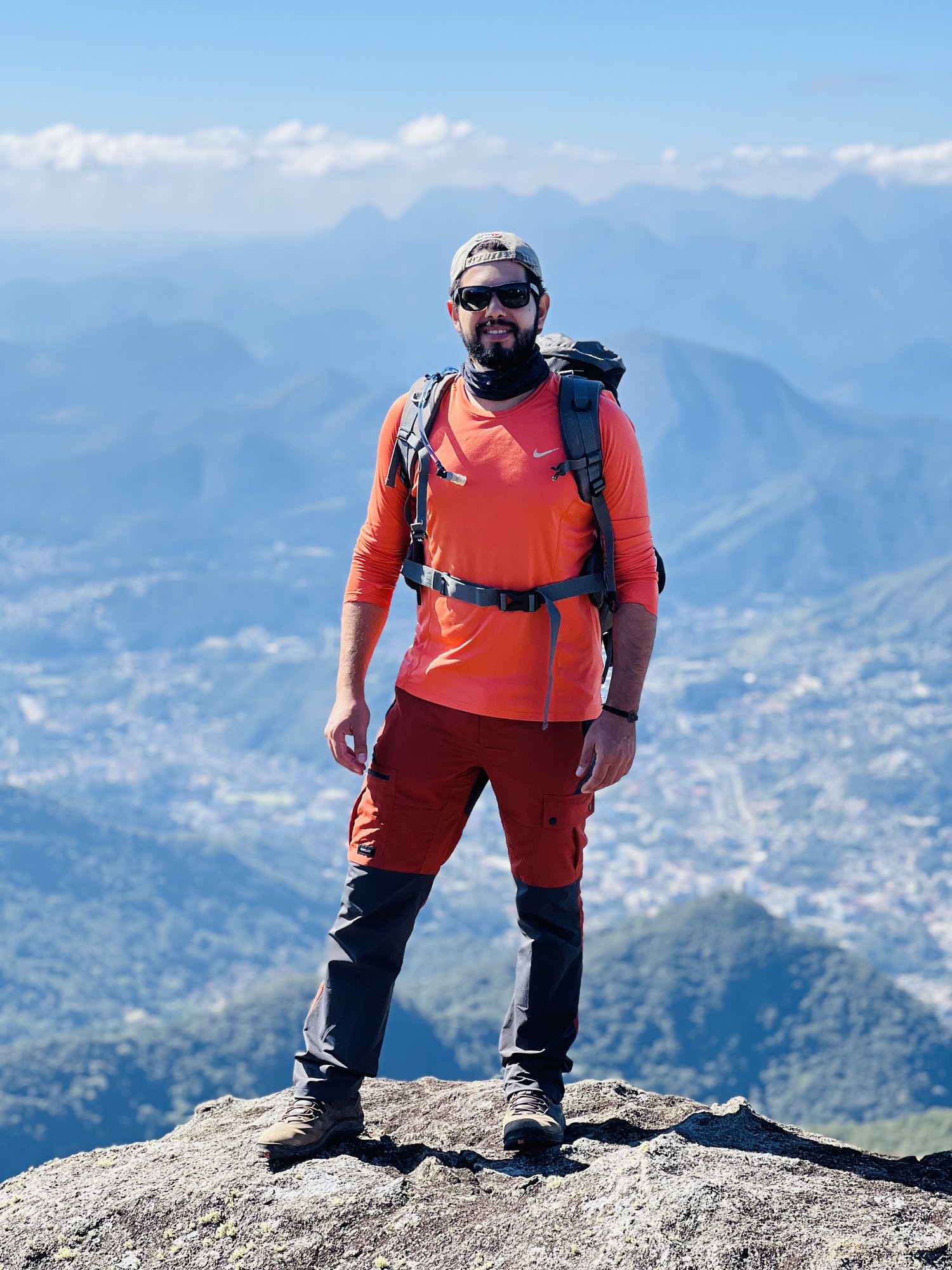 Vista panorâmica da Serra dos Órgãos durante a Travessia da Neblina