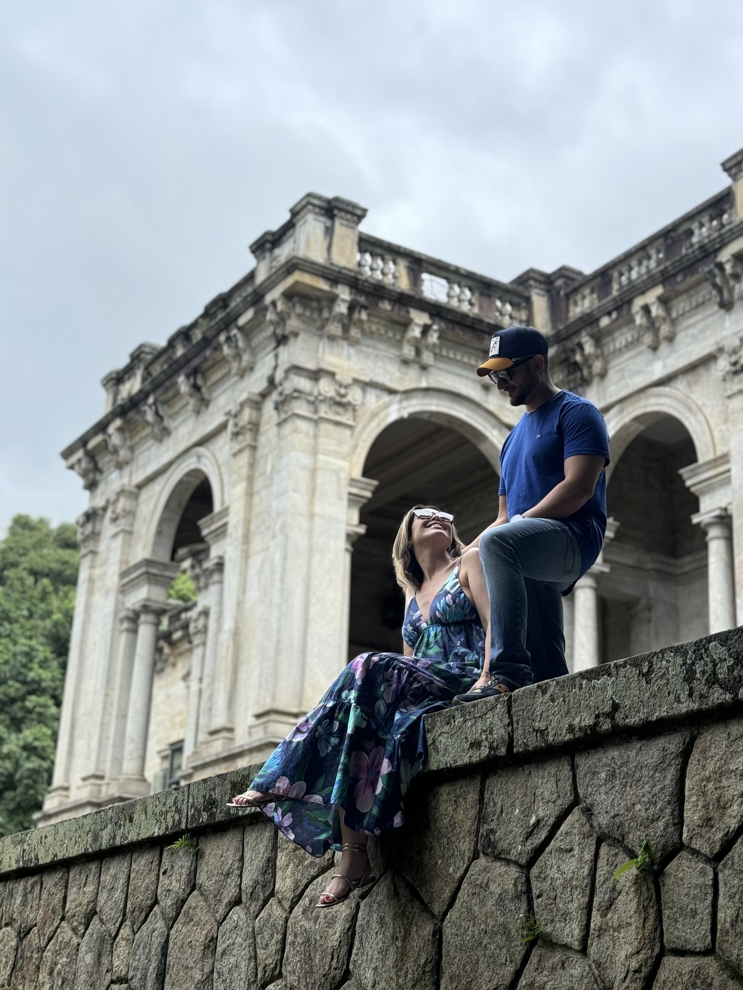 Lago e espelho d'água dos jardins do Parque Lage com a mata atlântica ao redor