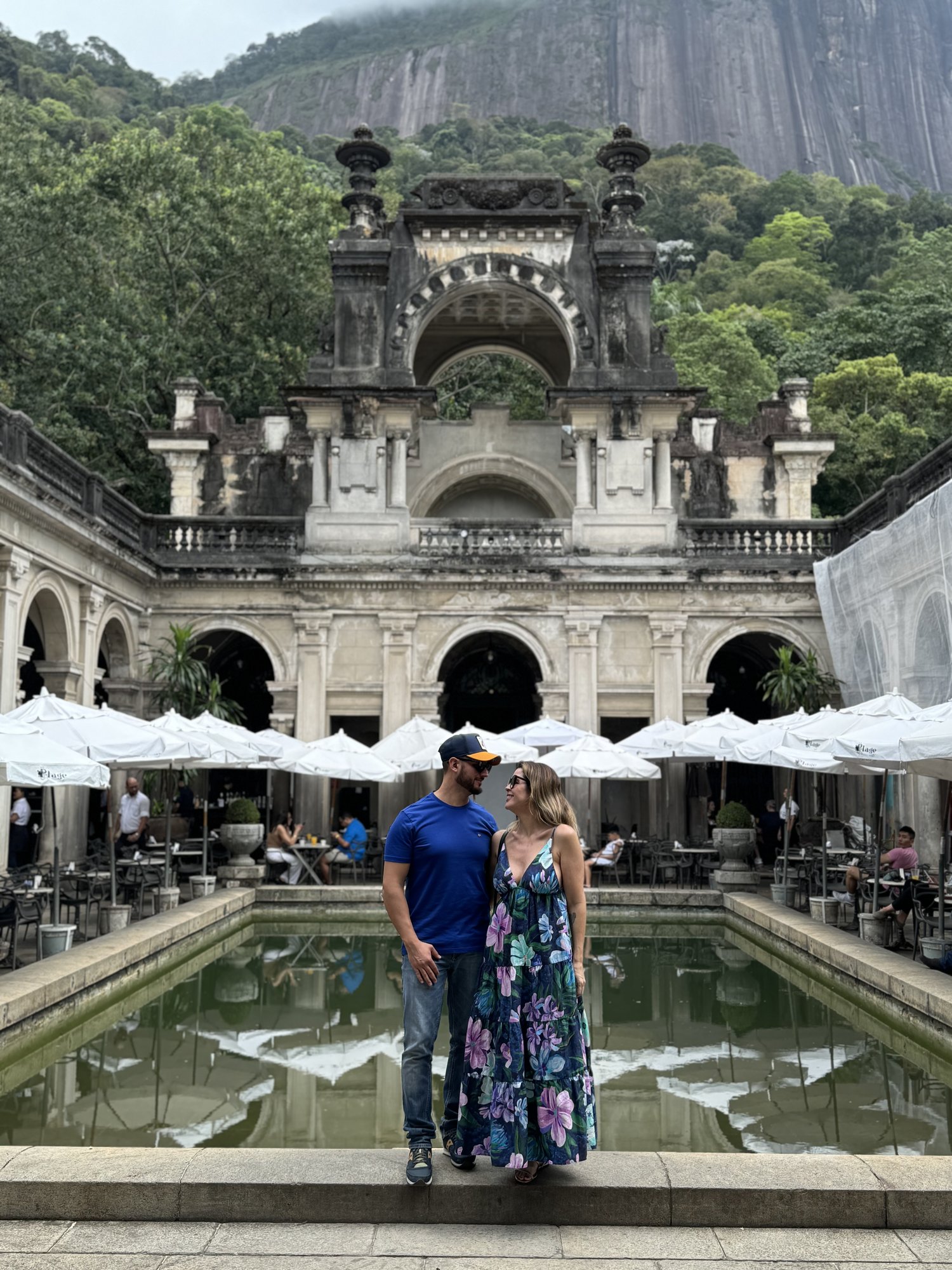Visitantes explorando os jardins históricos do Parque Lage com guia credenciado Adrena Rio