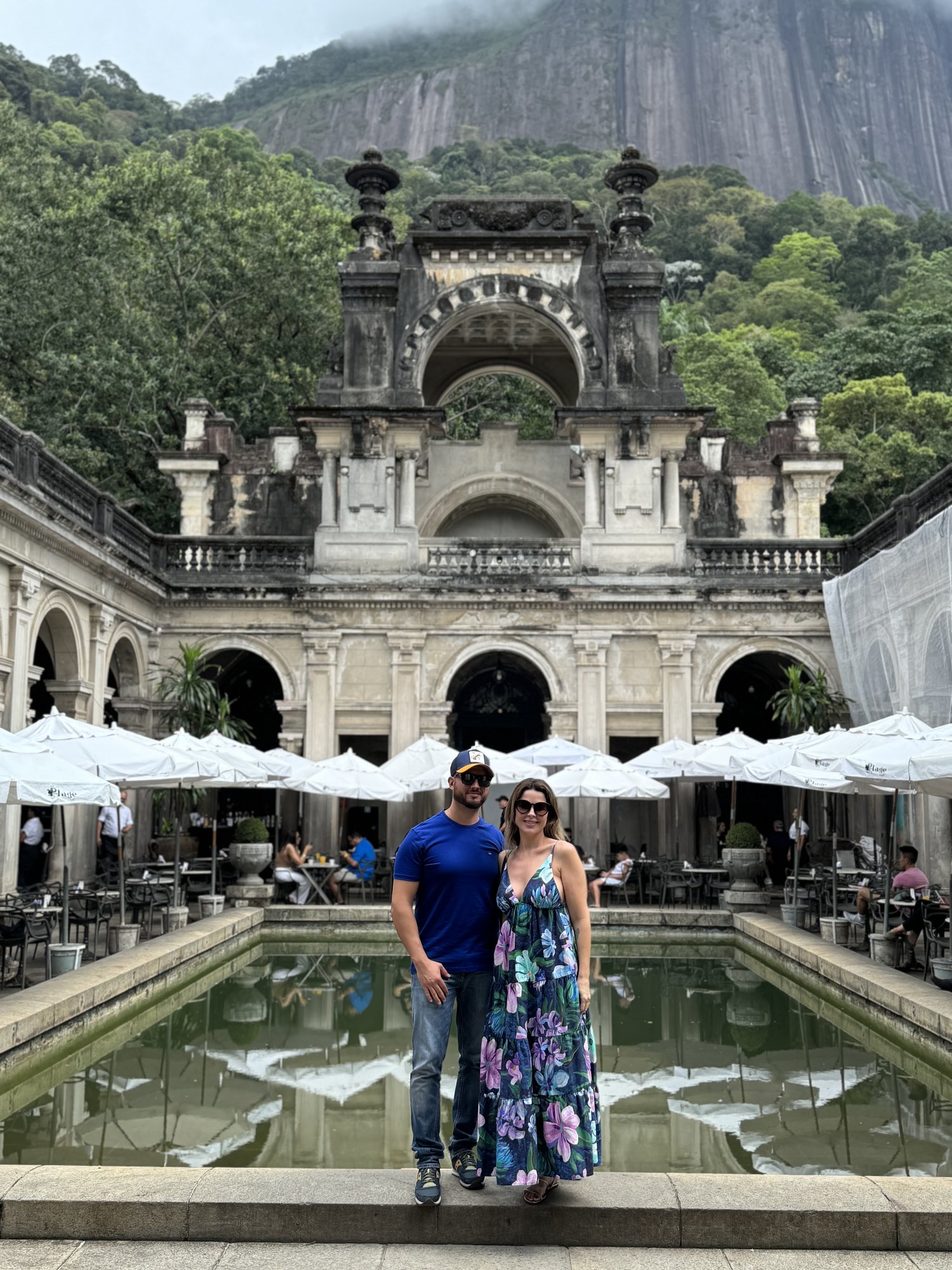 Detalhe arquitetônico da mansão neoclássica do Parque Lage com arcos e colunas de mármore