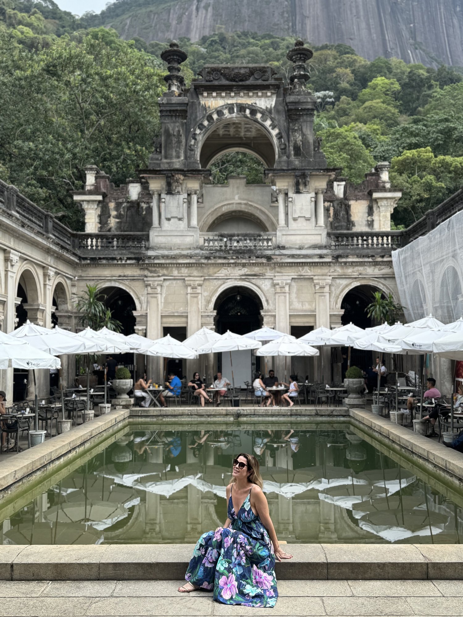 Vista dos jardins do Parque Lage com a Pedra da Gávea ao fundo e palmeiras imperiais