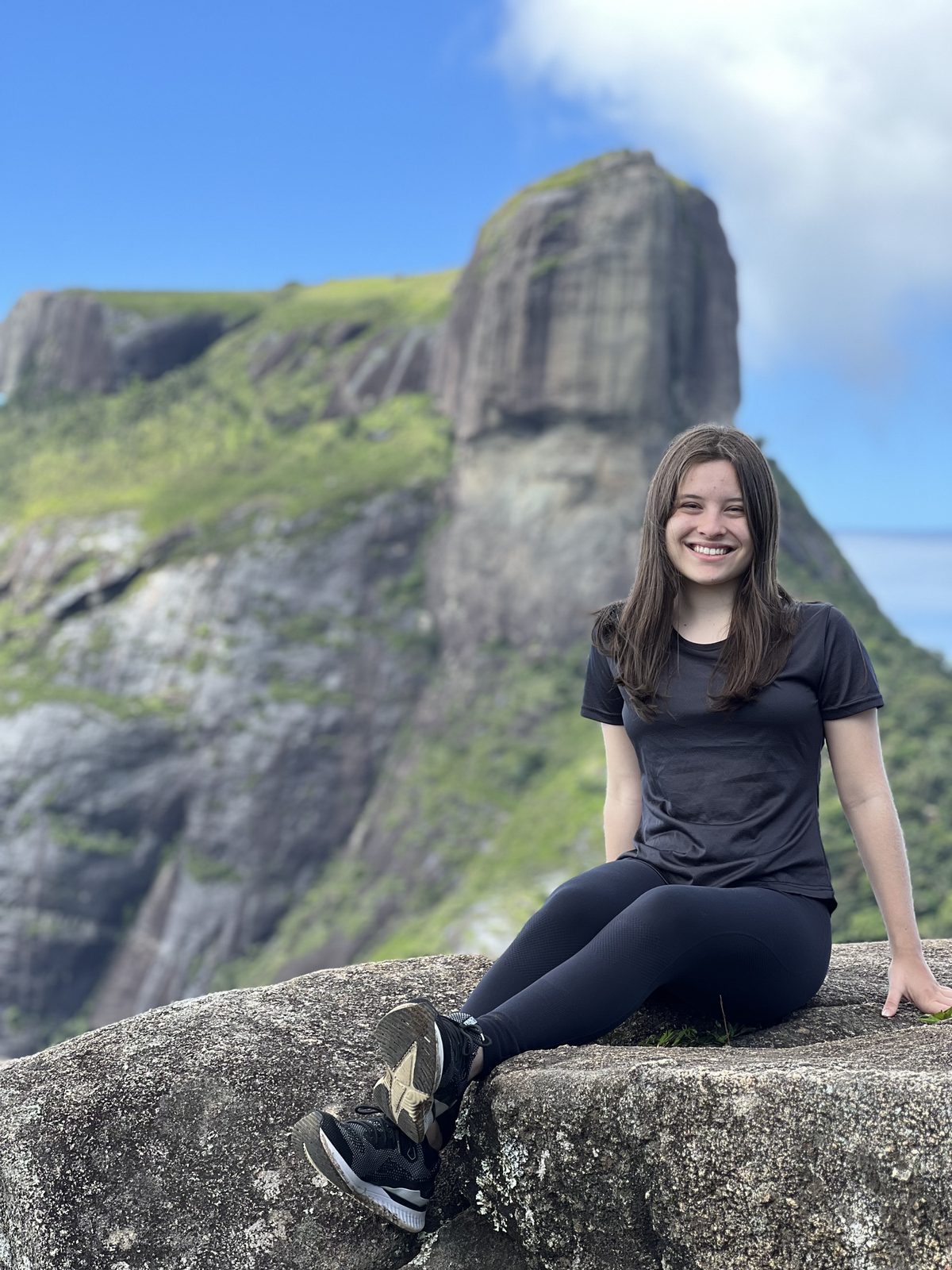 Grupo na trilha da Pedra Bonita com guia
