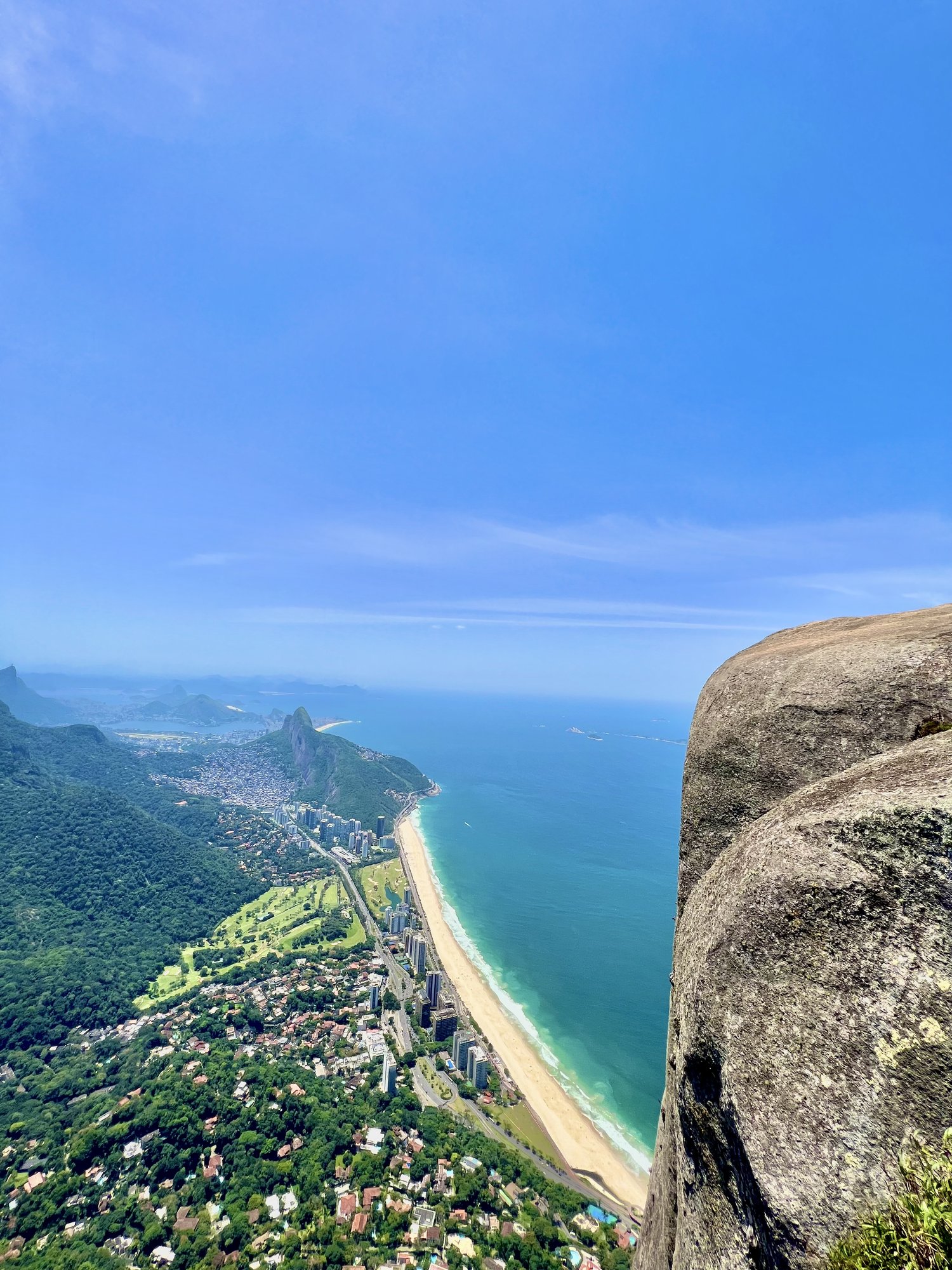 Chegada ao cume da Pedra da Gávea com guia credenciado