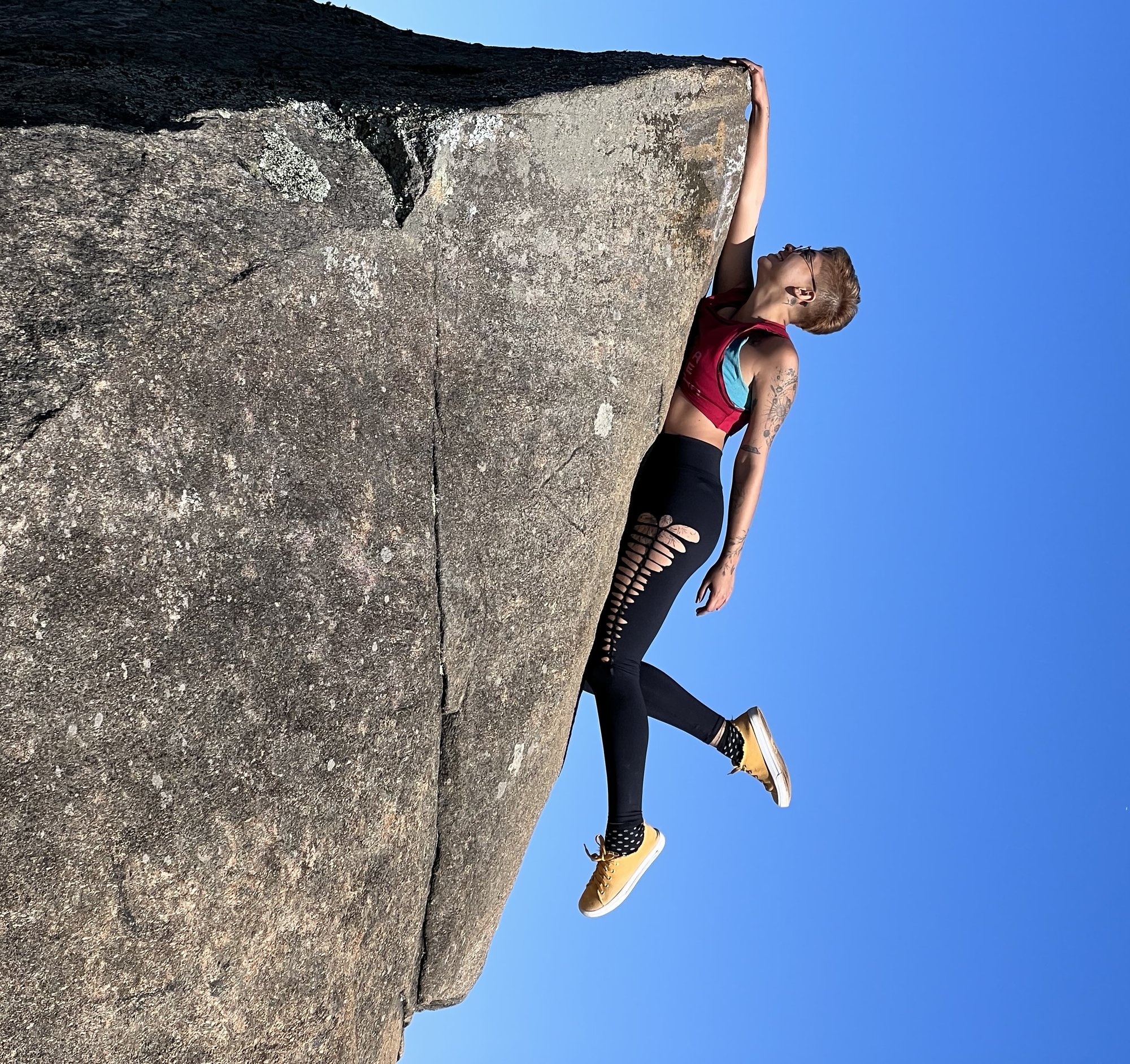 Trecho de escalada assistida na Pedra da Gávea
