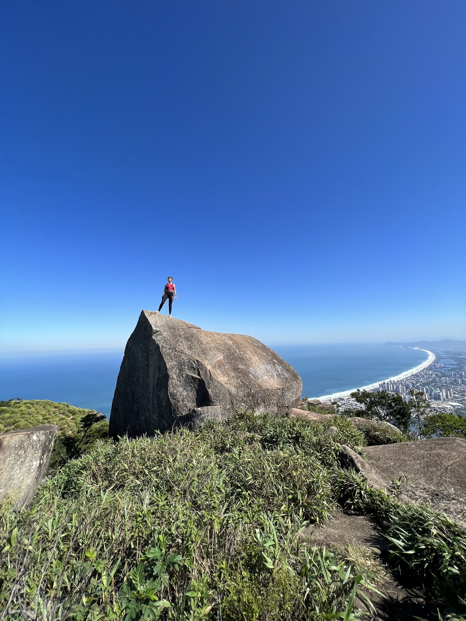 Grupo de trilheiros na escalada da Pedra da Gávea
