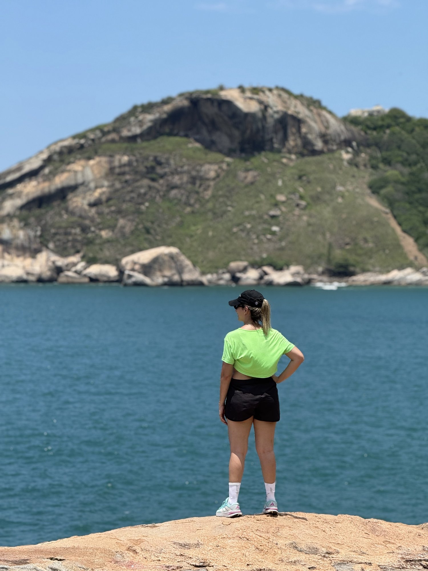 Trilheira observando a Pedra da Tartaruga nas Praias Selvagens de Guaratiba