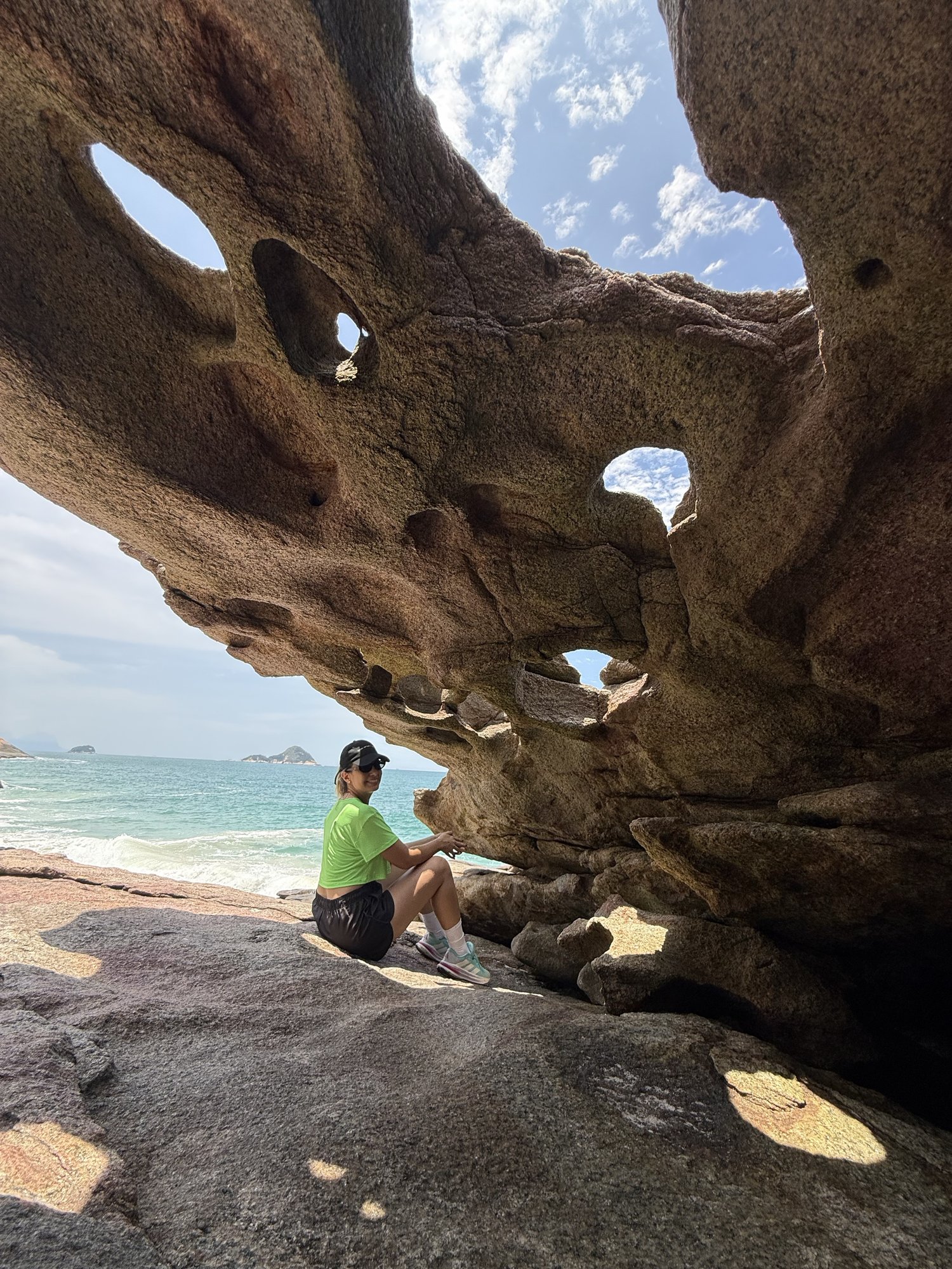 Formação rochosa da Pedra da Lua nas Praias Selvagens do Rio de Janeiro