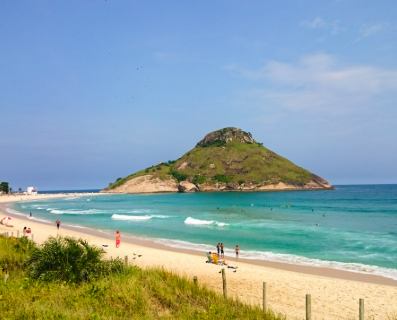 Praia selvagem com ilha ao fundo na zona oeste do Rio de Janeiro