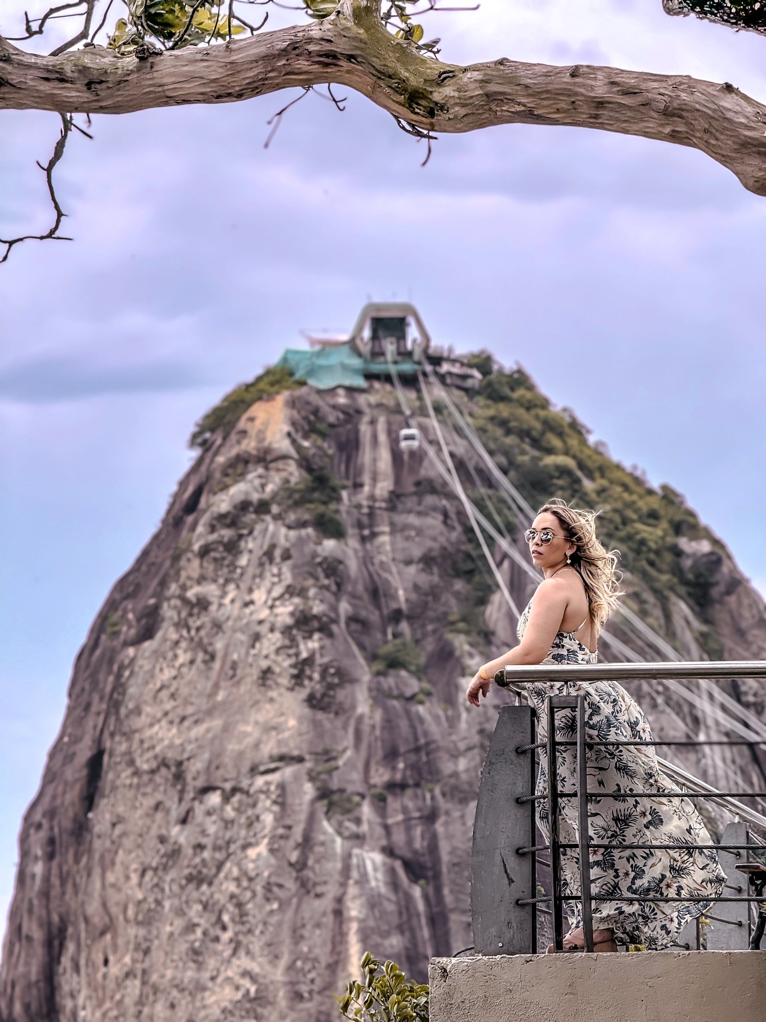Visitantes no Mirante Dona Marta com vista panorâmica do Rio de Janeiro ao amanhecer