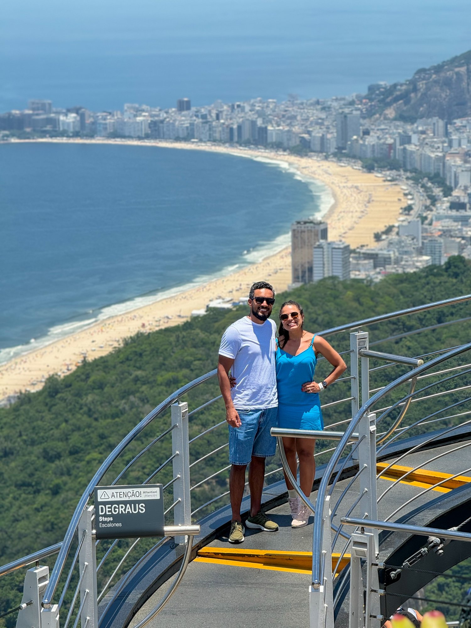 Cristo Redentor visto de perto com céu azul e nuvens ao fundo