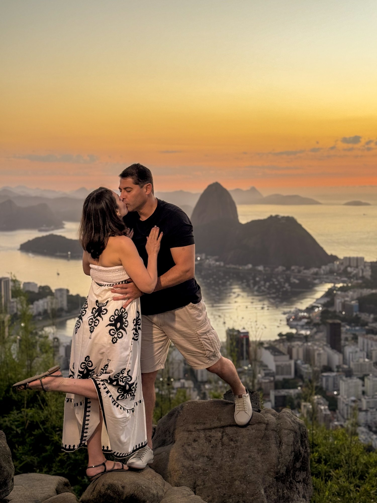 Turistas apreciando a Escadaria Selarón ao nascer do sol