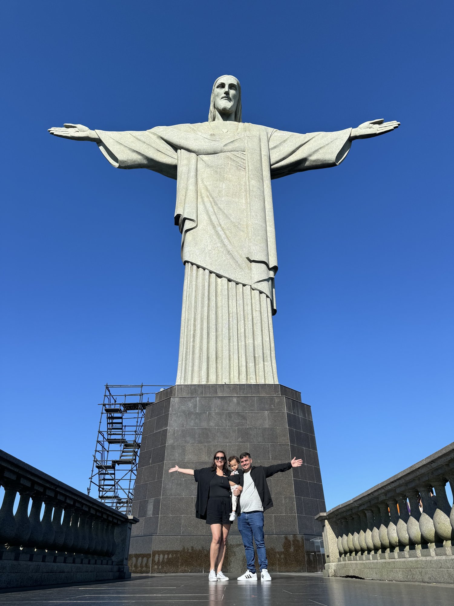 Grupo no Cristo Redentor — city tour carioca