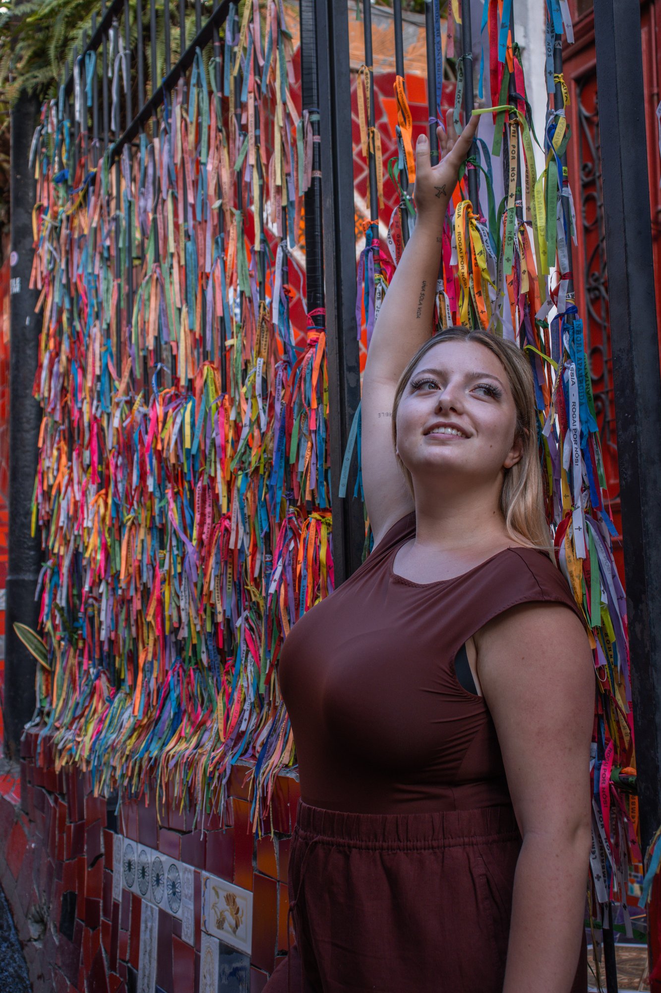 Turista na Escadaria Selarón no Rio de Janeiro