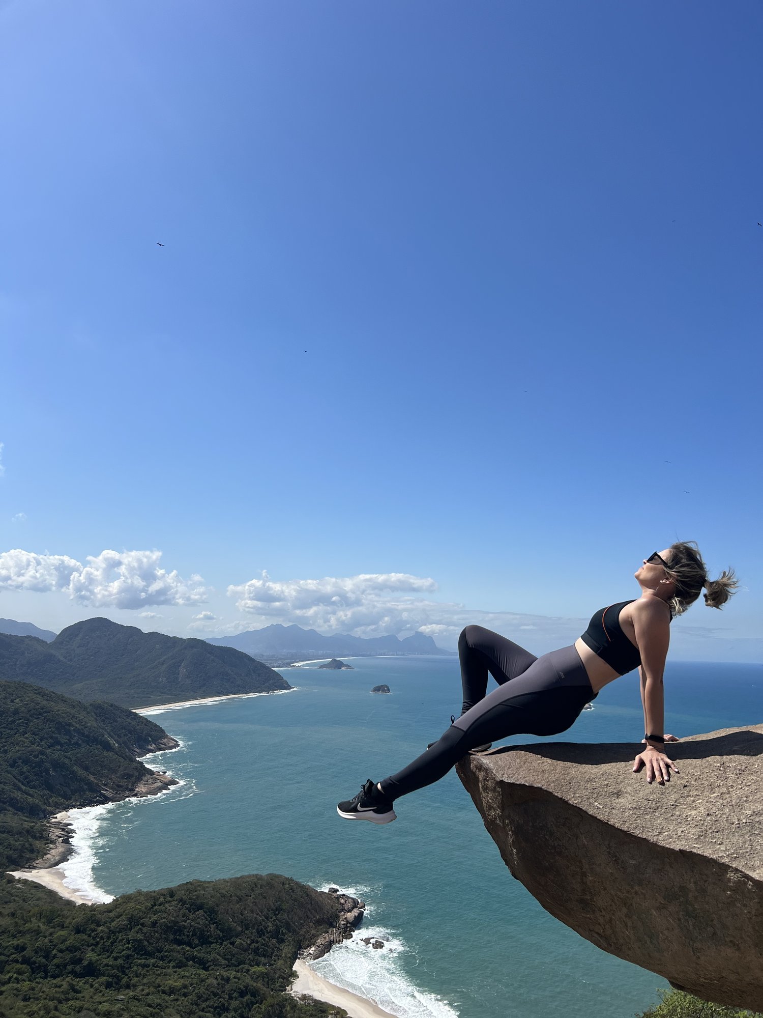 Foto na borda da Pedra do Telégrafo com o mar de Grumari ao fundo